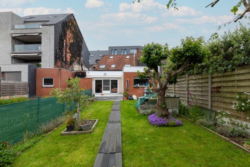 Oostnieuwkerke-Centrum. Uitstekend gelegen te vernieuwen woning met garage en aantrekkelijke tuin. 3 slaapkamer + polyvalente ruimte. Achterbouw vernieuwd. foto 3