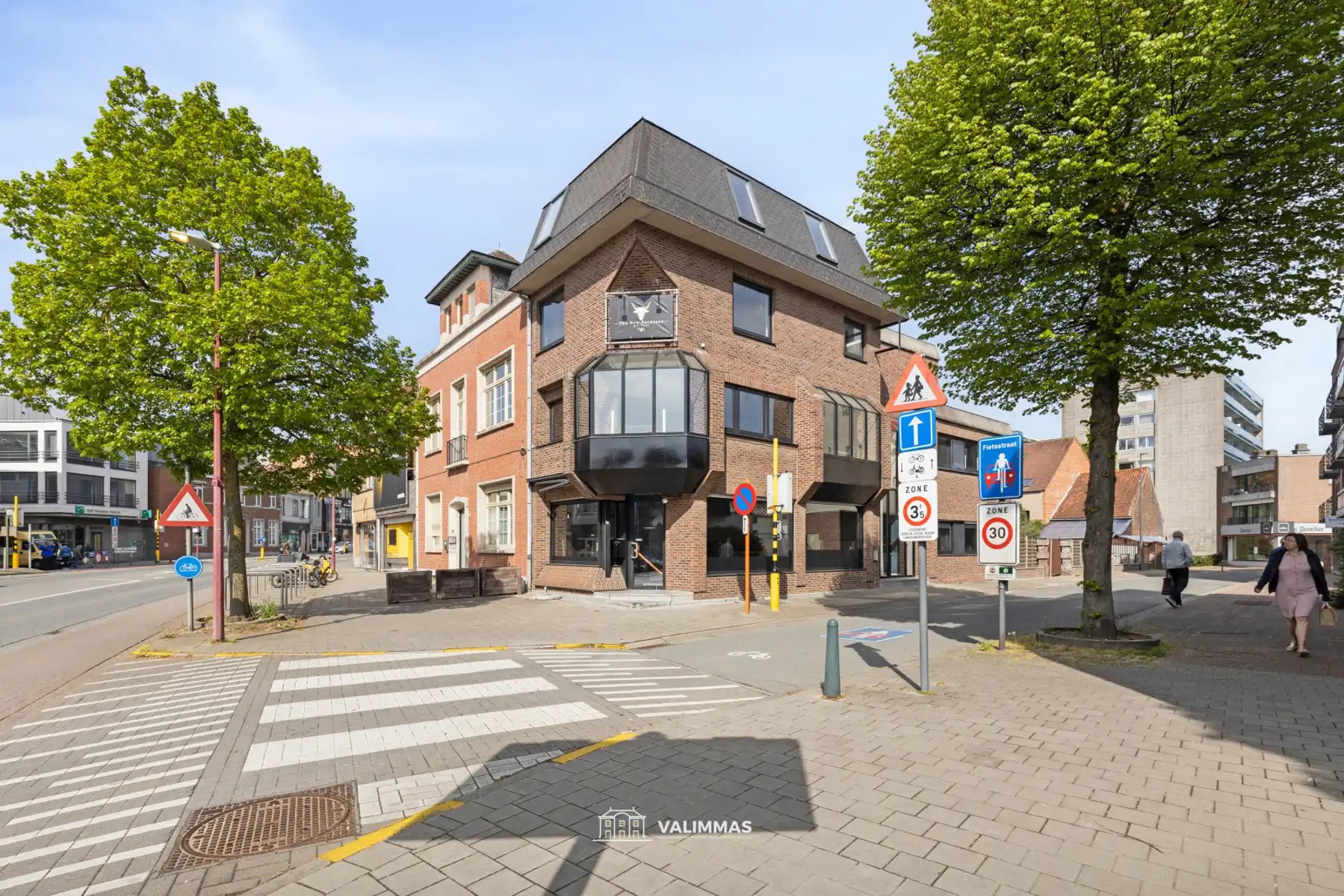 Centrum Asse: ruime handelswoning met terras en grote garage foto {{pictureIndex}}