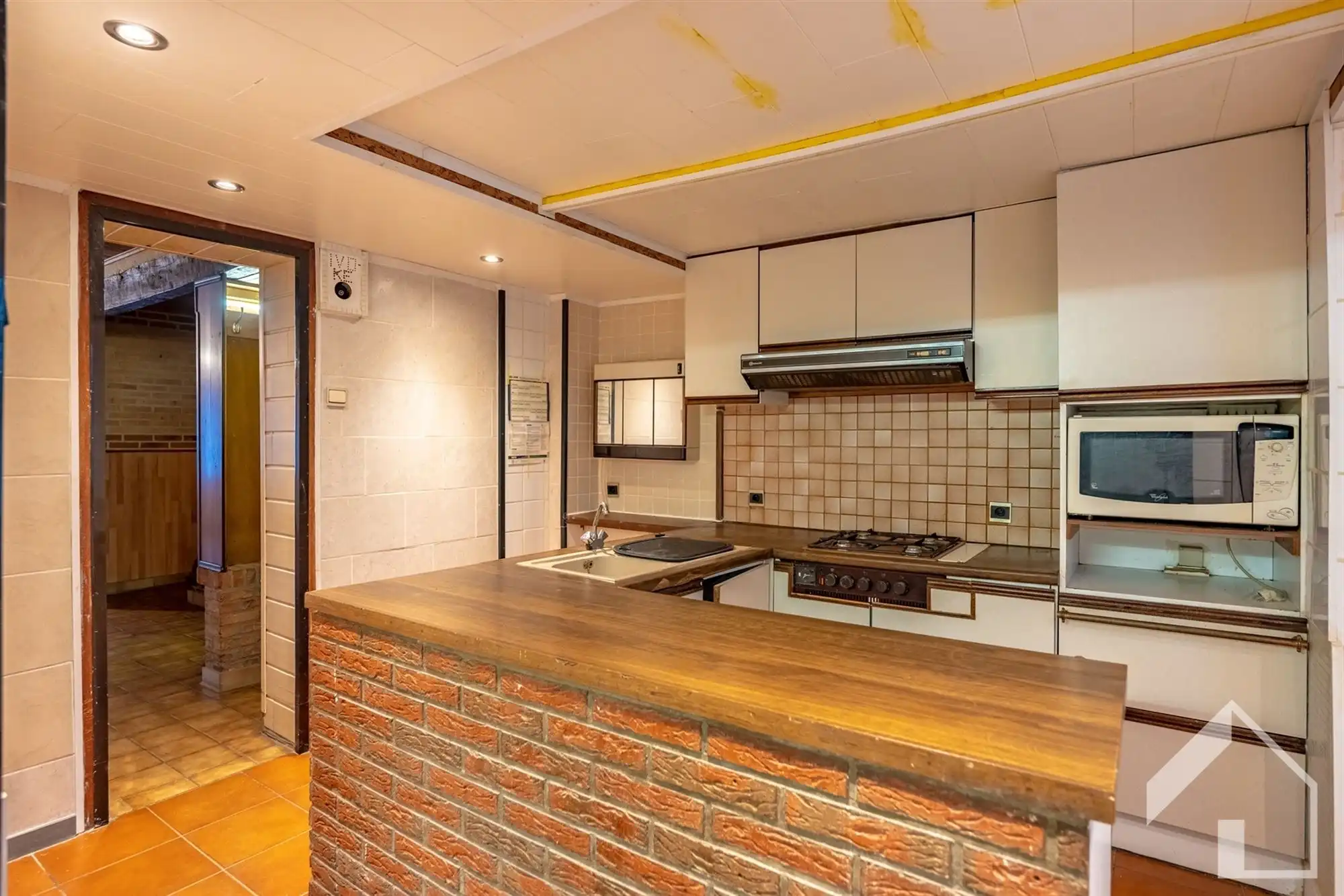 Te renoveren woning met veel potentieel foto 6