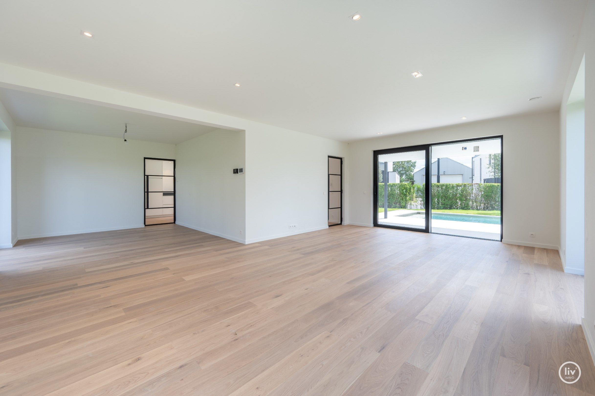 Prachtige alleenstaande en energiezuinige villa met zwembad en alle hedendaags modern comfortgelegen op een terrein van 699 m² en dit in een residentiële villaw foto 12