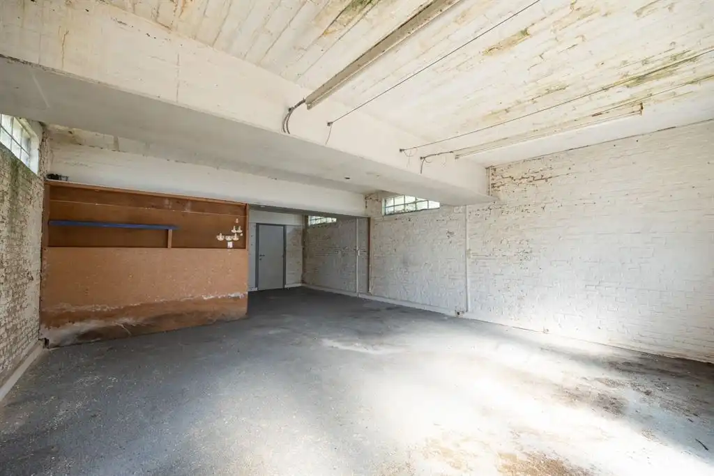 Magazijn pal in de stad met grote woonst foto 9