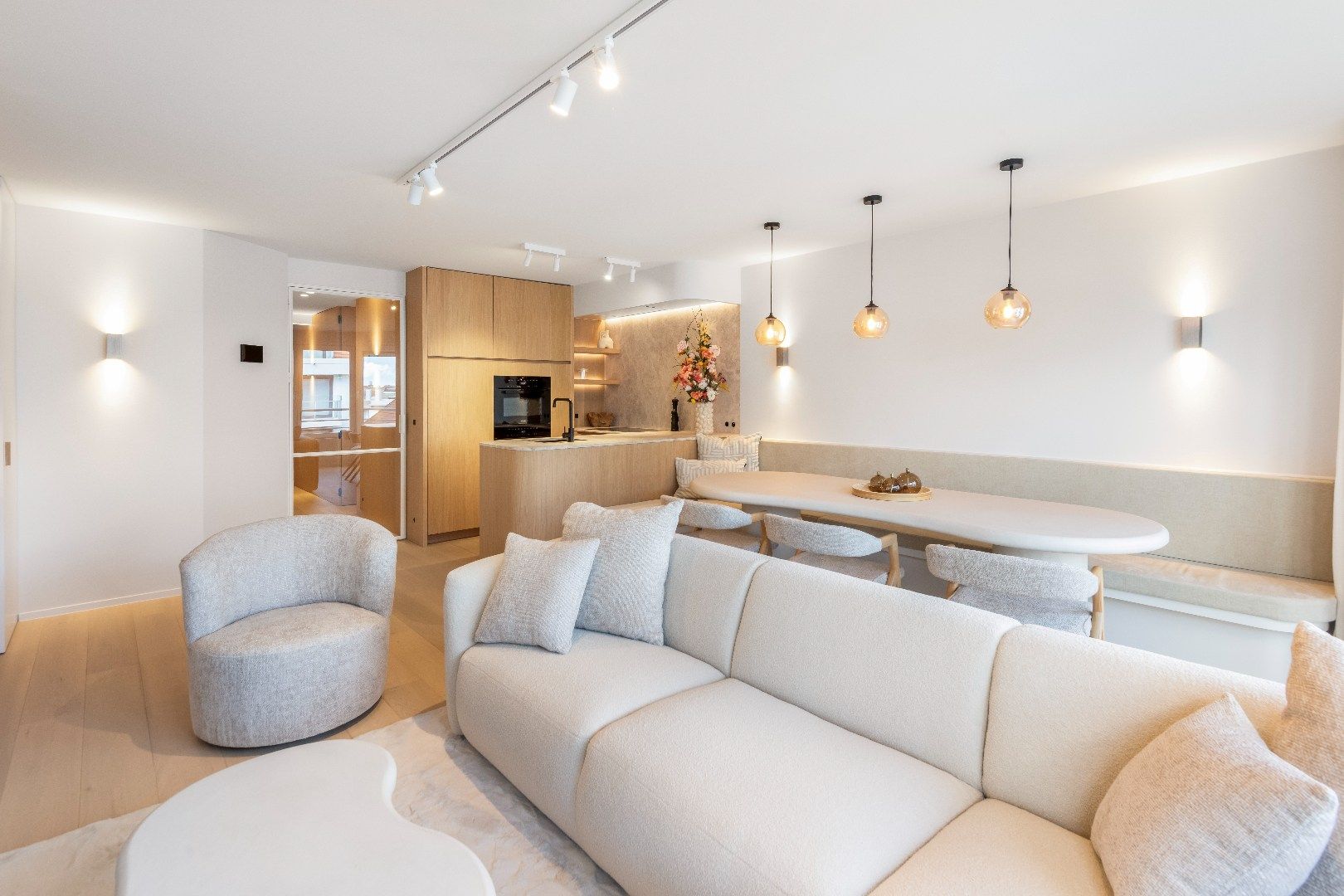 Luxueus vernieuwd appartement in het commercieel centrum op wandelafstand van de Zeedijk.   foto {{pictureIndex}}