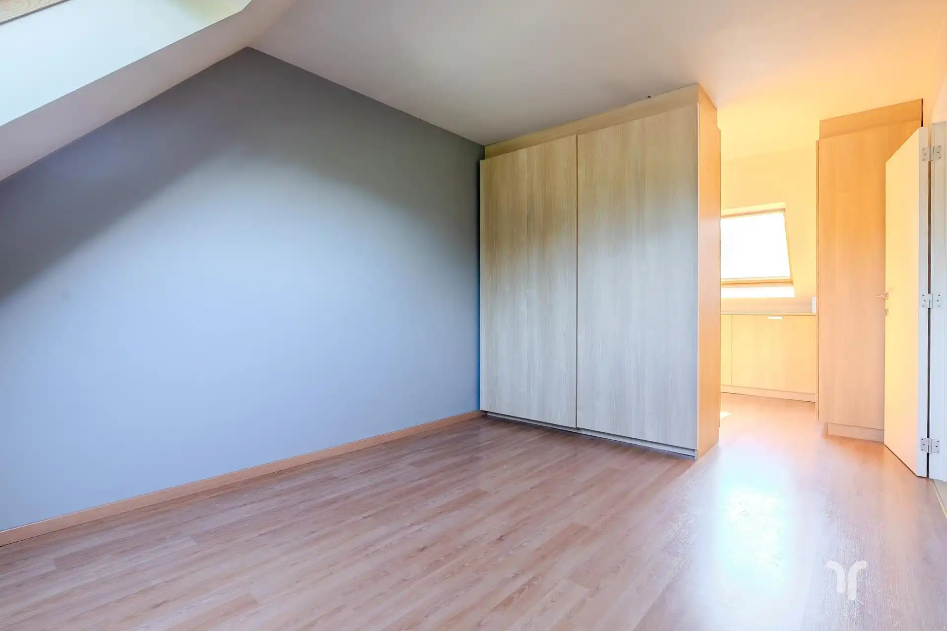 Deze rustig gelegen woning bevindt zich net buiten de stadskern en op wandelafstand van scholen, winkels en openbaar vervoer.  foto 11