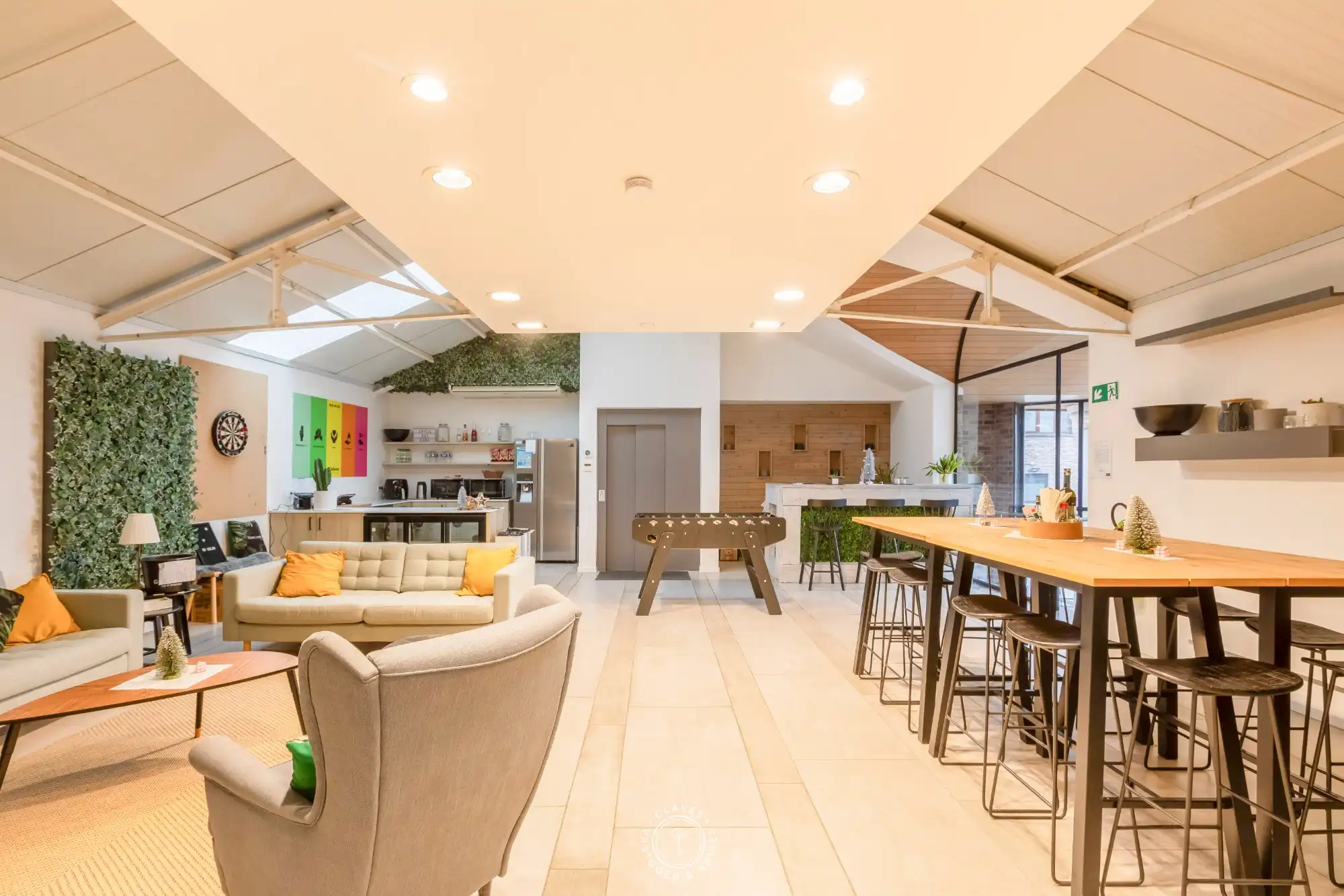 Multifunctioneel kantoorgebouw met magazijnen foto 17