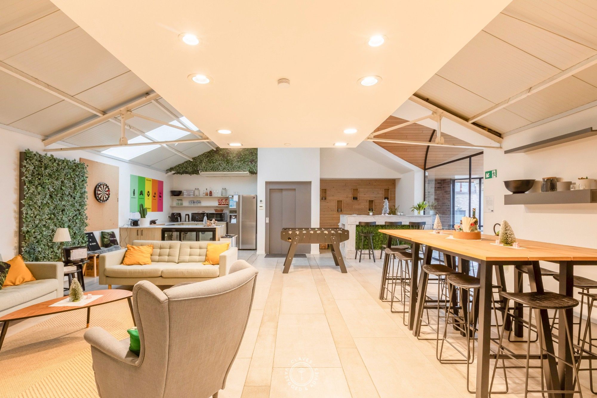 Multifunctioneel kantoorgebouw met magazijnen foto 17