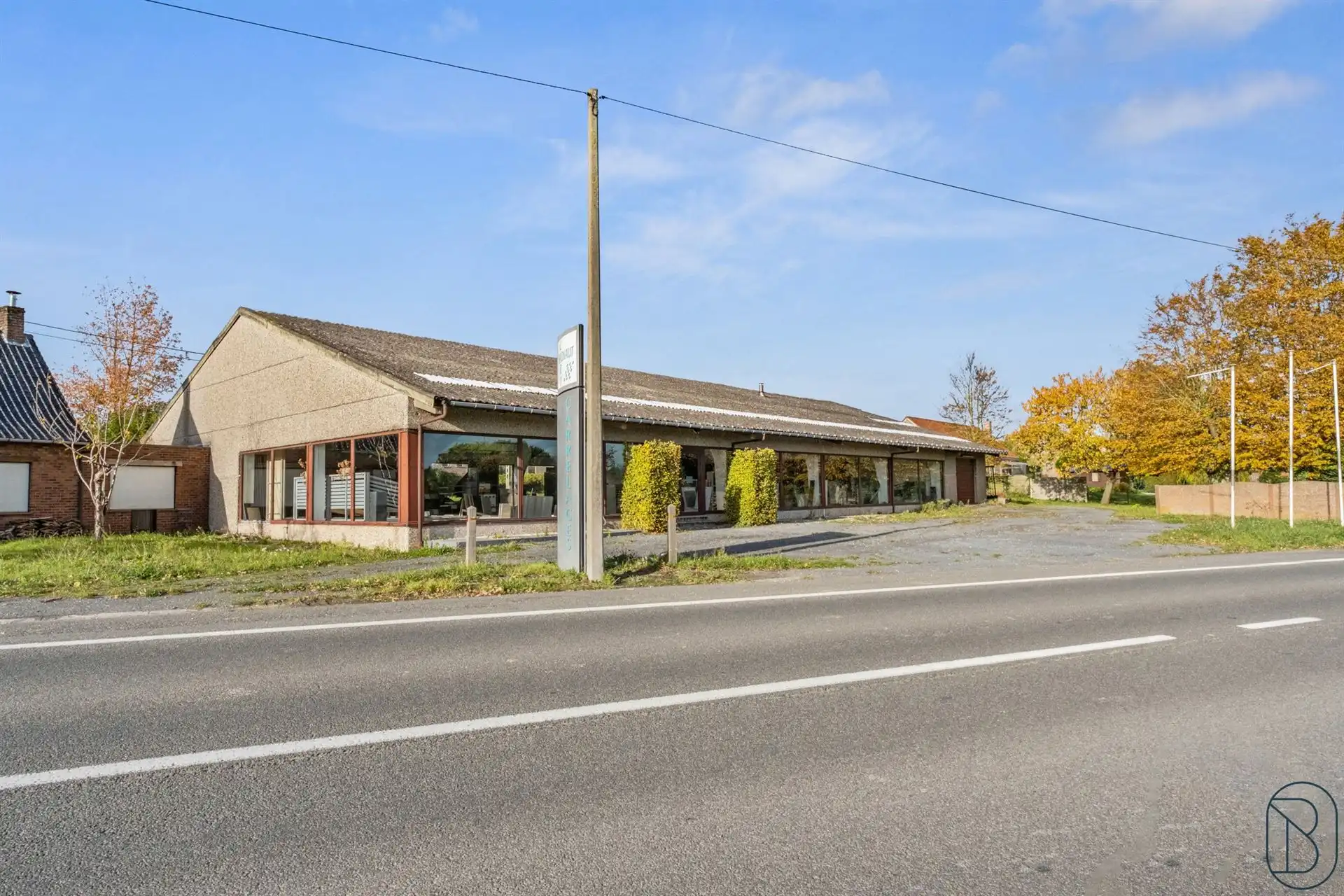 Commercieel gebouw van 750 m² met woning en parking. foto 10