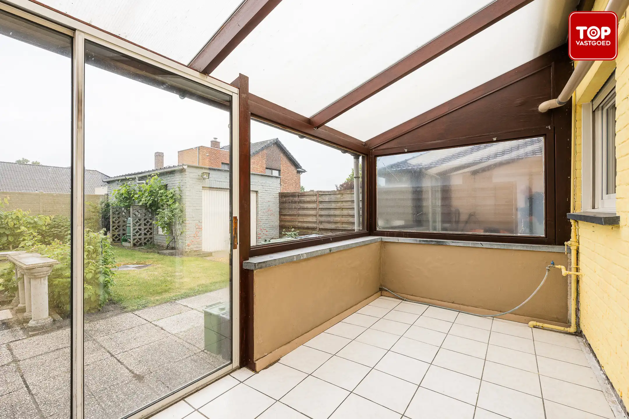 Op te frissen half open bebouwing met 3 slaapkamers, tuin en garage.  foto 10