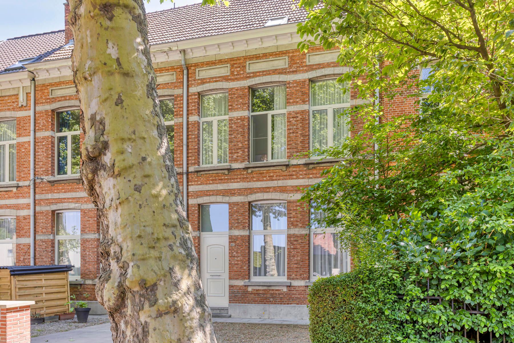 Karaktervolle burgerwoning met 5 slaapkamers en tuin. foto 2