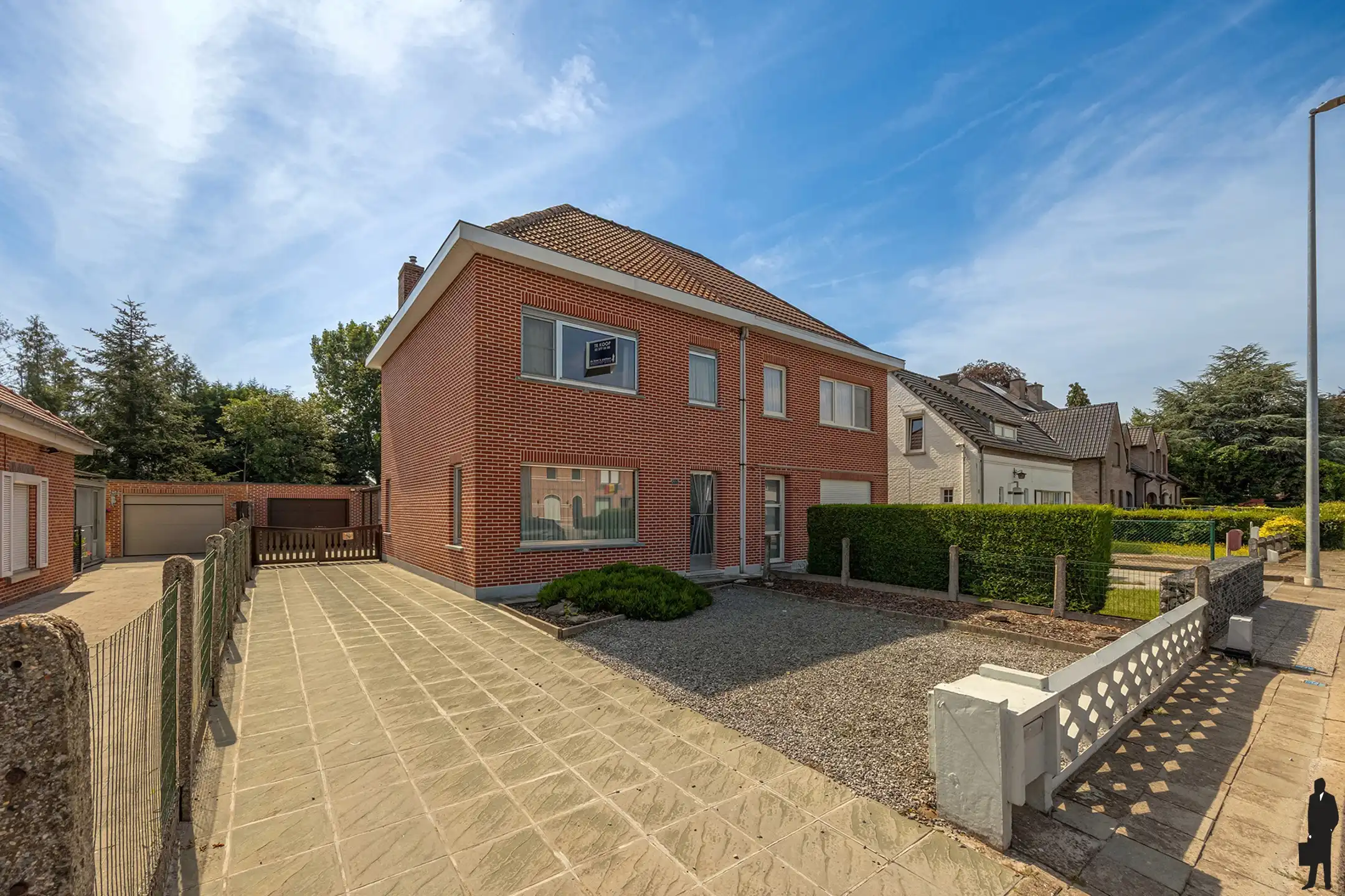Hoofdfoto van de publicatie: Gezinswoning met veranda, garage en tuin op topligging 