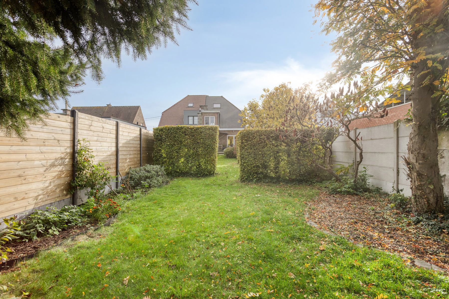 Te moderniseren halfopen woning met tuin en garage foto 30