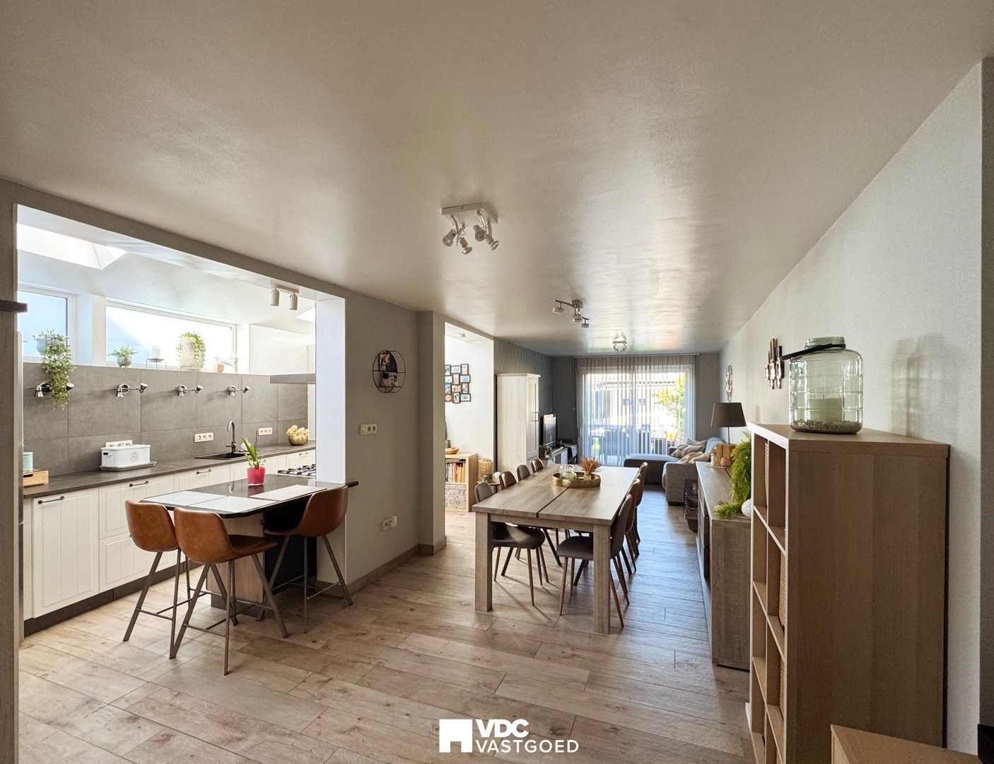 Laat je verrassen door de ruimte achter deze rijwoning! foto {{pictureIndex}}