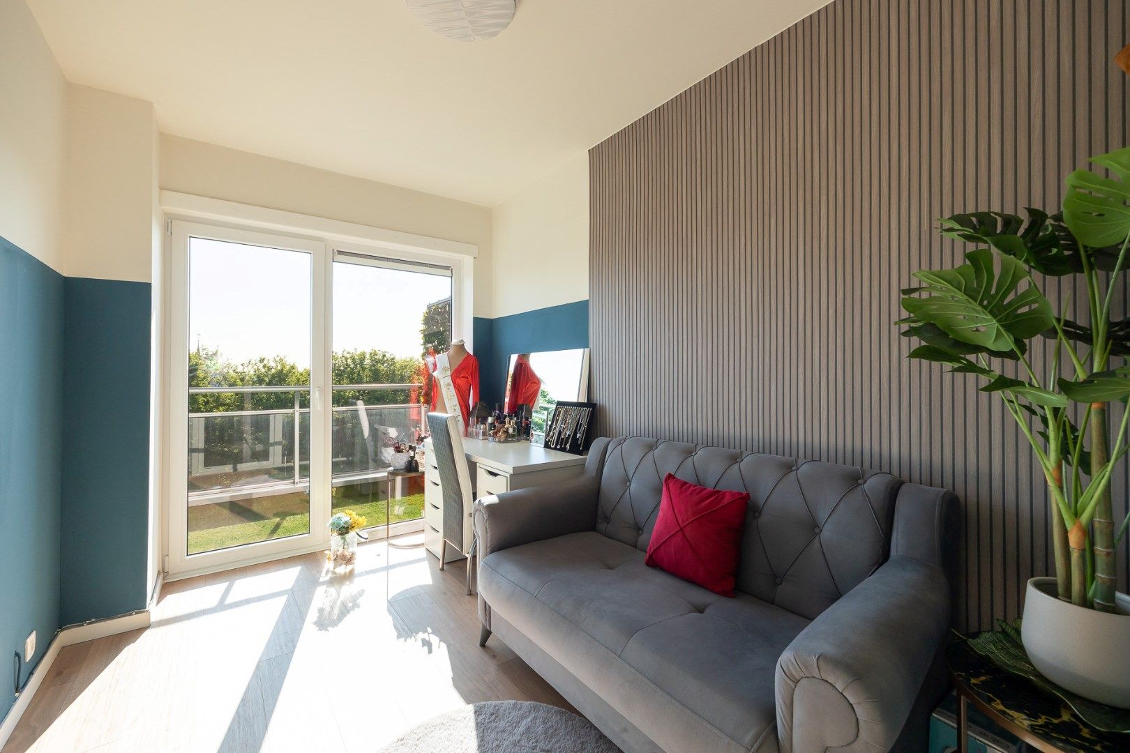 Volledig gerenoveerd 2-slaapkamer appartement (7v) met terras! foto 9
