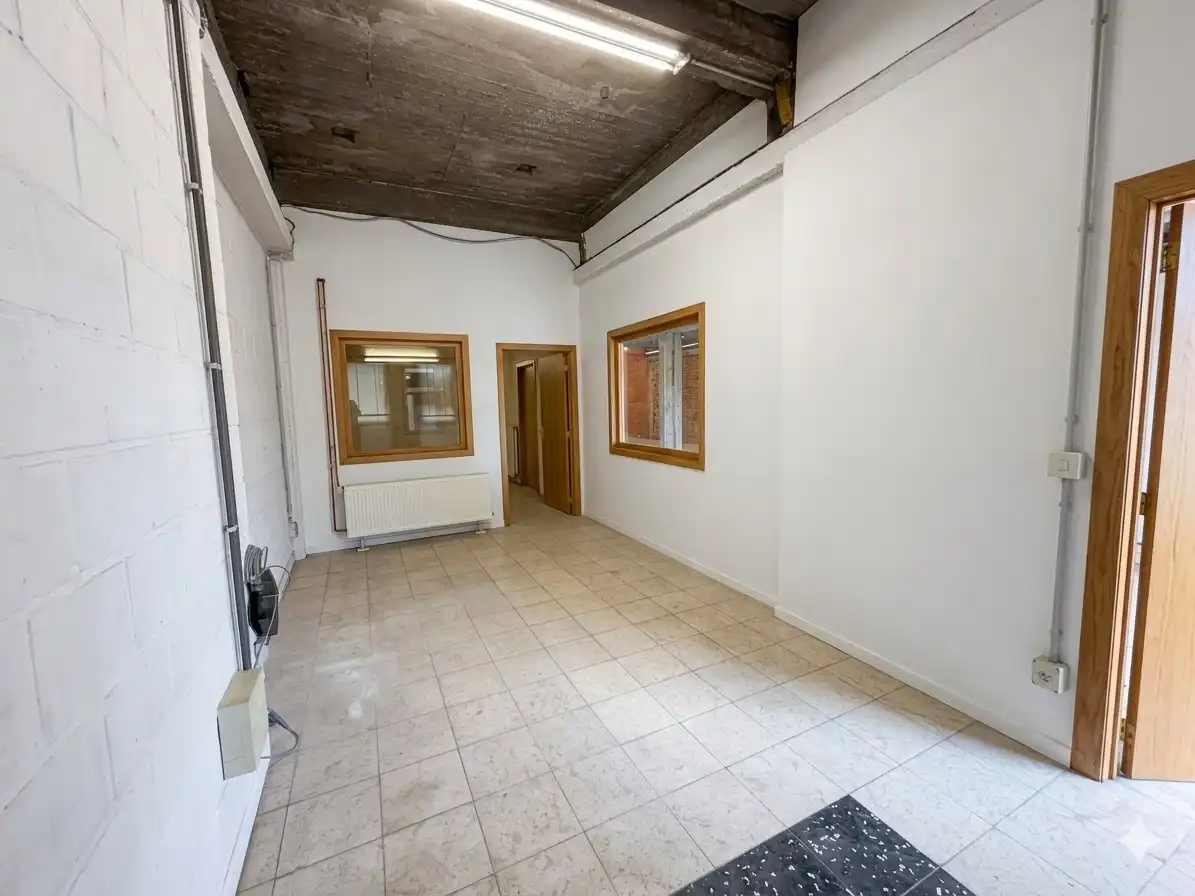 Magazijn van 220m² op commercieel centrum Pottelberg foto 5
