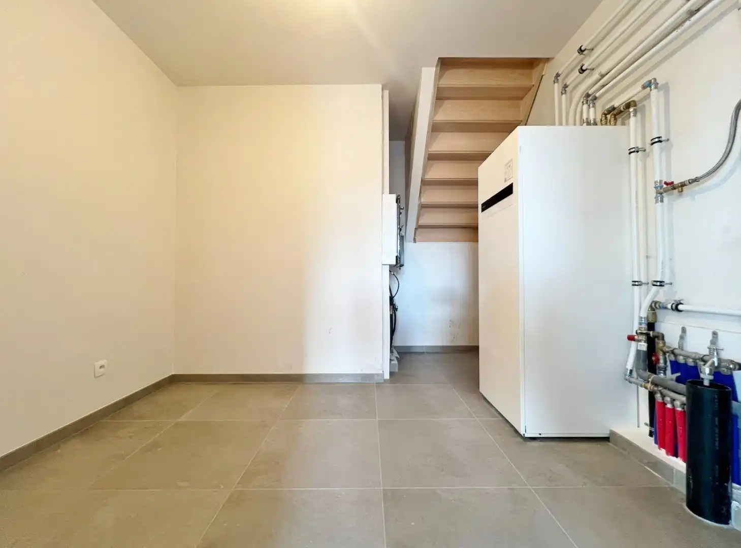 Halfopen karaktervolle nieuwbouwwoning met dubbele garage en tuin. ( 6%btw mogelijk ) foto 7
