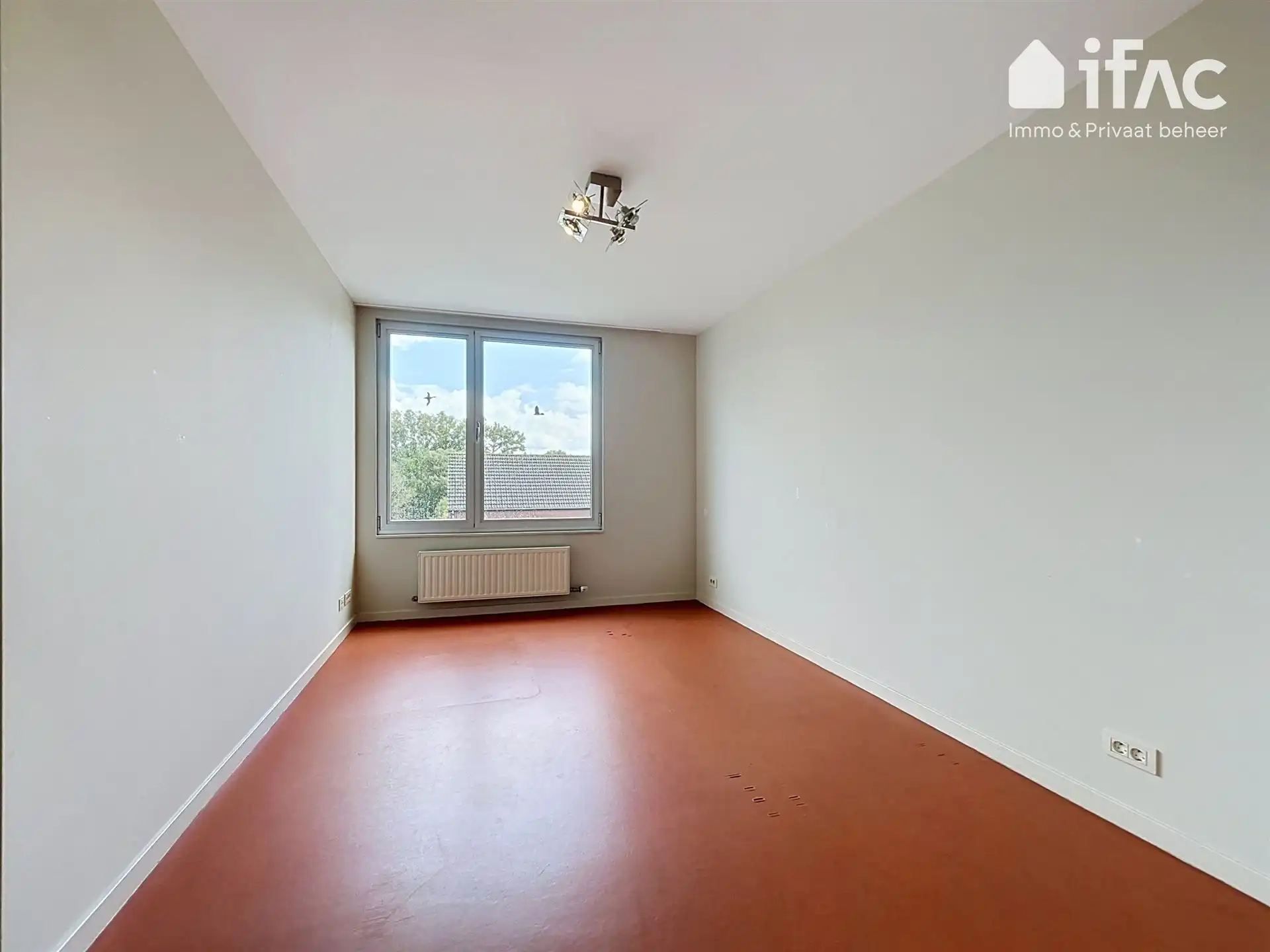 Moderne en ruime villa met mooi aangelegde tuin foto 13