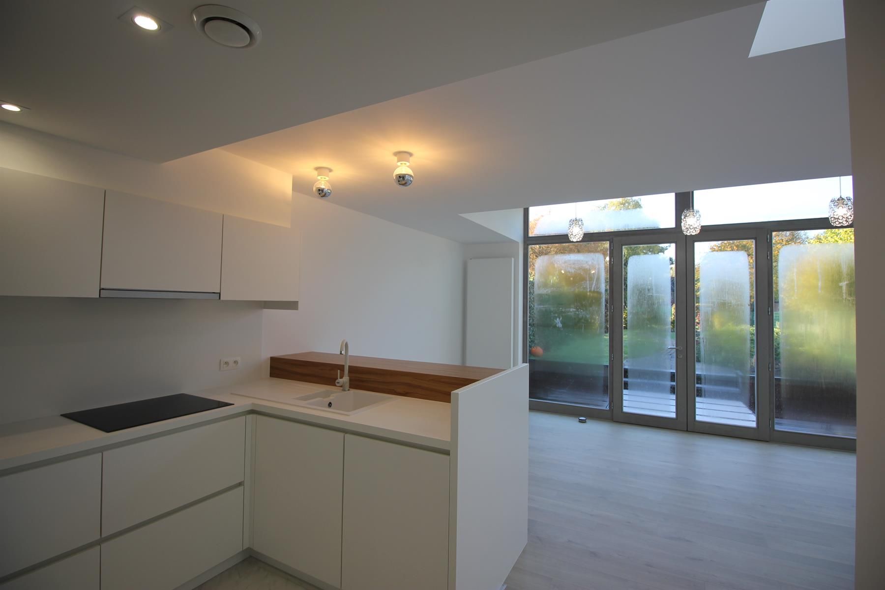 Prachtig gelijkvloersappartement met 2 slaapkamers en garage. foto 2