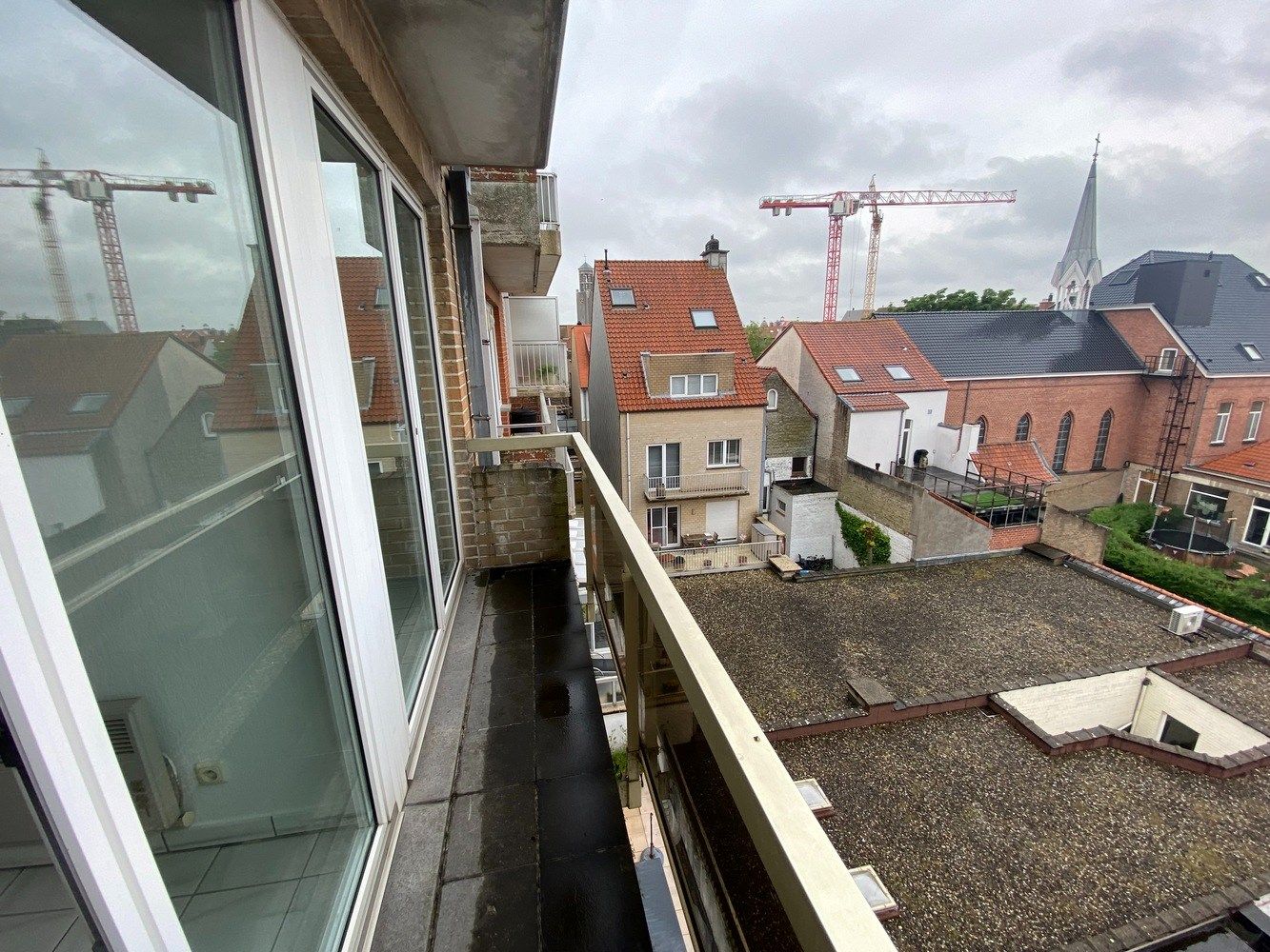 Ongemeubeld appartement met 2 ruime slaapkamers, op de Lippenslaan. foto 18