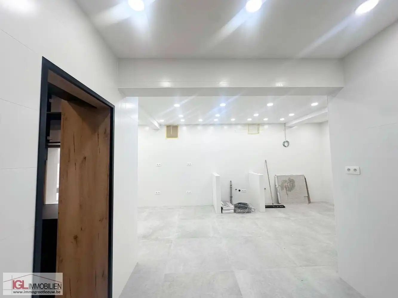 Volledig gerenoveerd handelspand aan het Vlezenbeekplein te koop foto 14