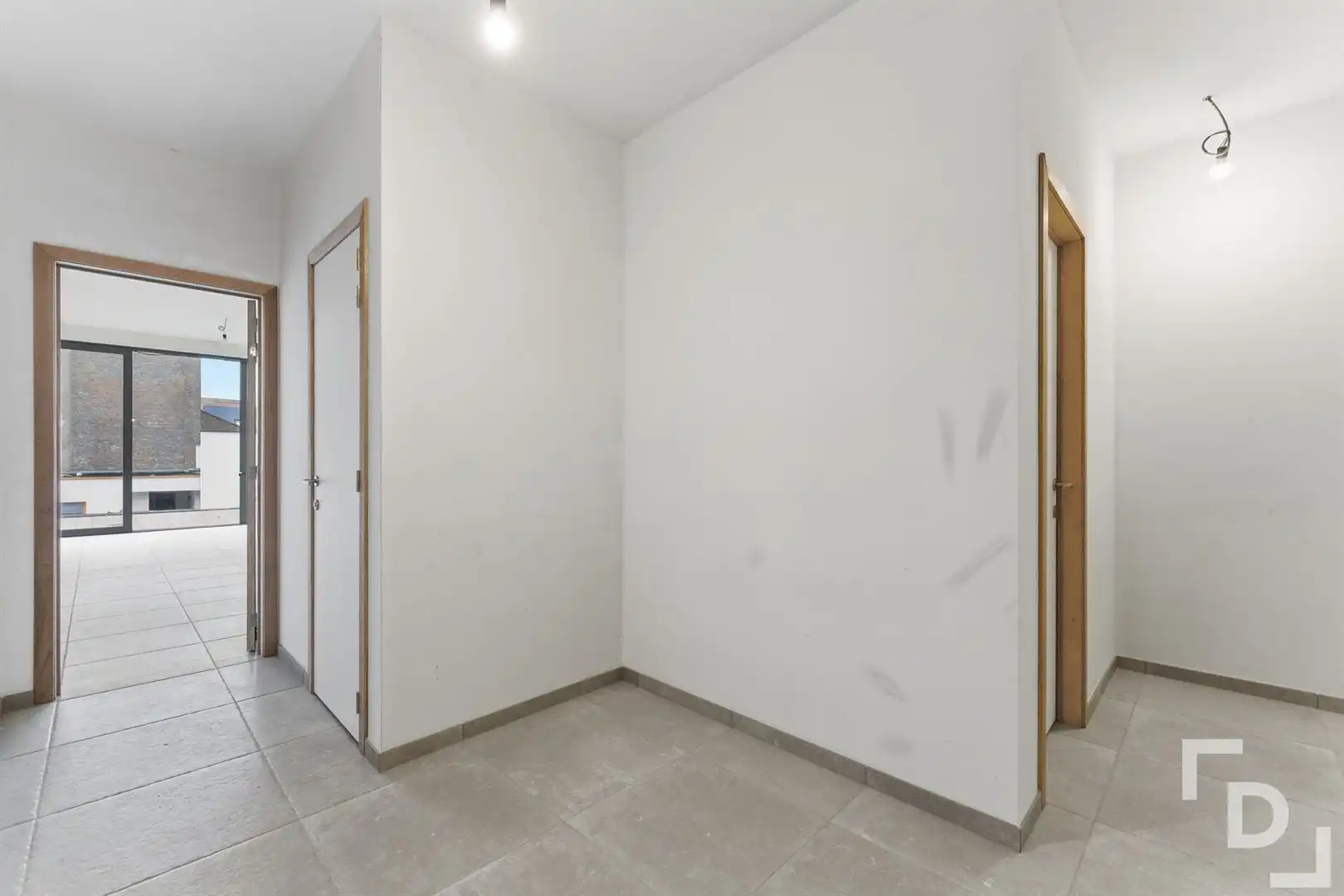 Nieuwbouwappartement met ruim terras te koop in centrum Ieper. foto 11
