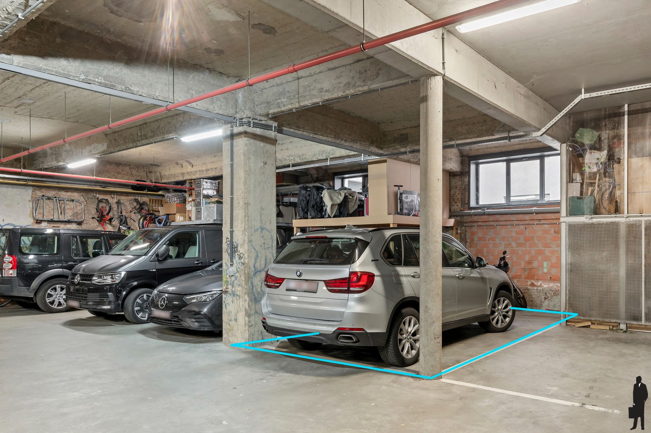 Lichtovergoten industriële loft met open structuur en ruwe materialen foto 15