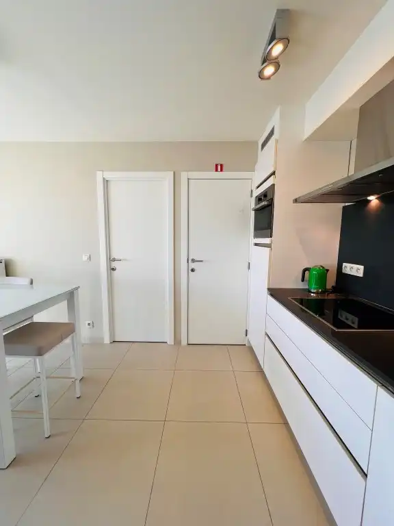 Luxueus appartement met breed terras en zijdelings zeezicht foto 9