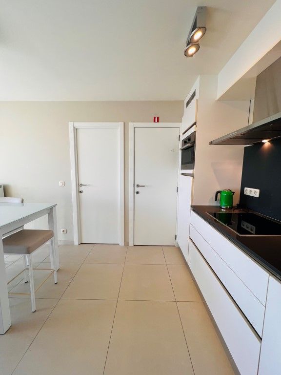 Luxueus appartement met breed terras en zijdelings zeezicht foto 10