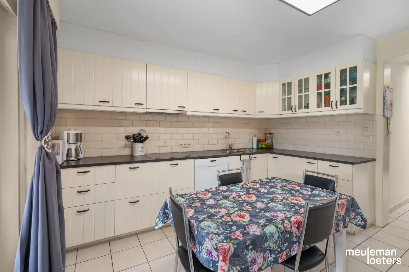 Gezinswoning met drie slaapkamers en inpandige garage  foto 3