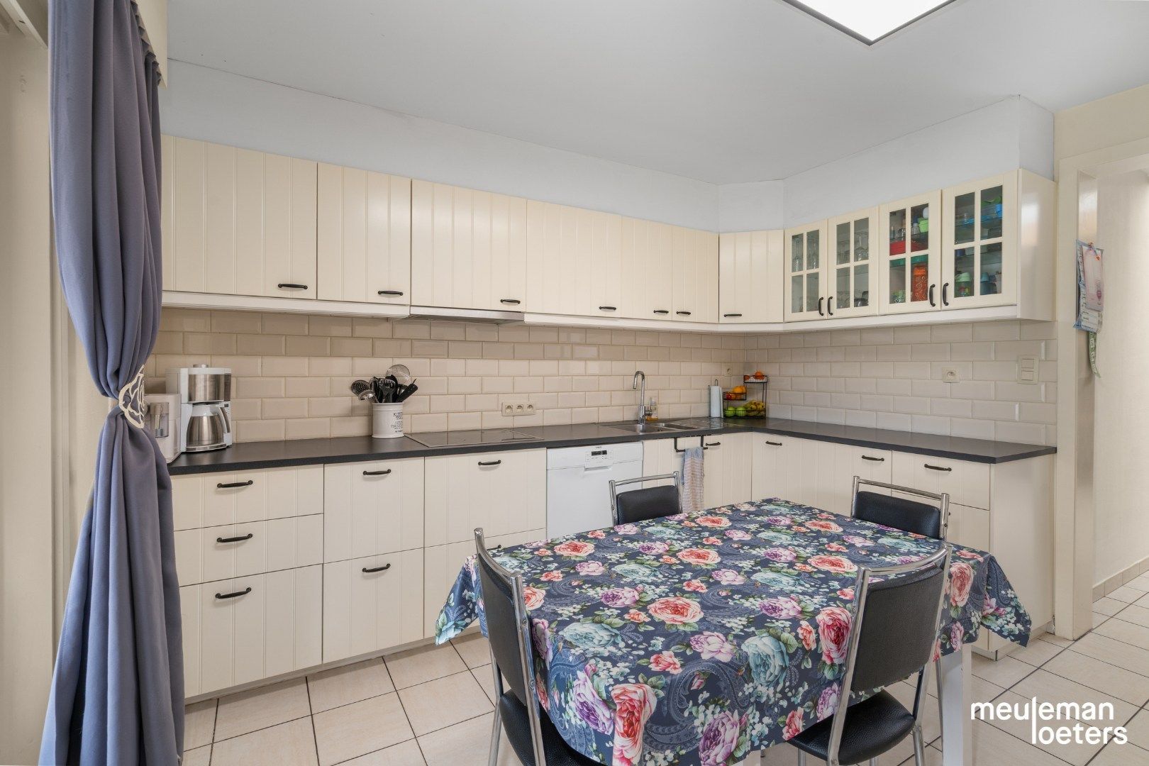 Gezinswoning met drie slaapkamers en inpandige garage  foto 3