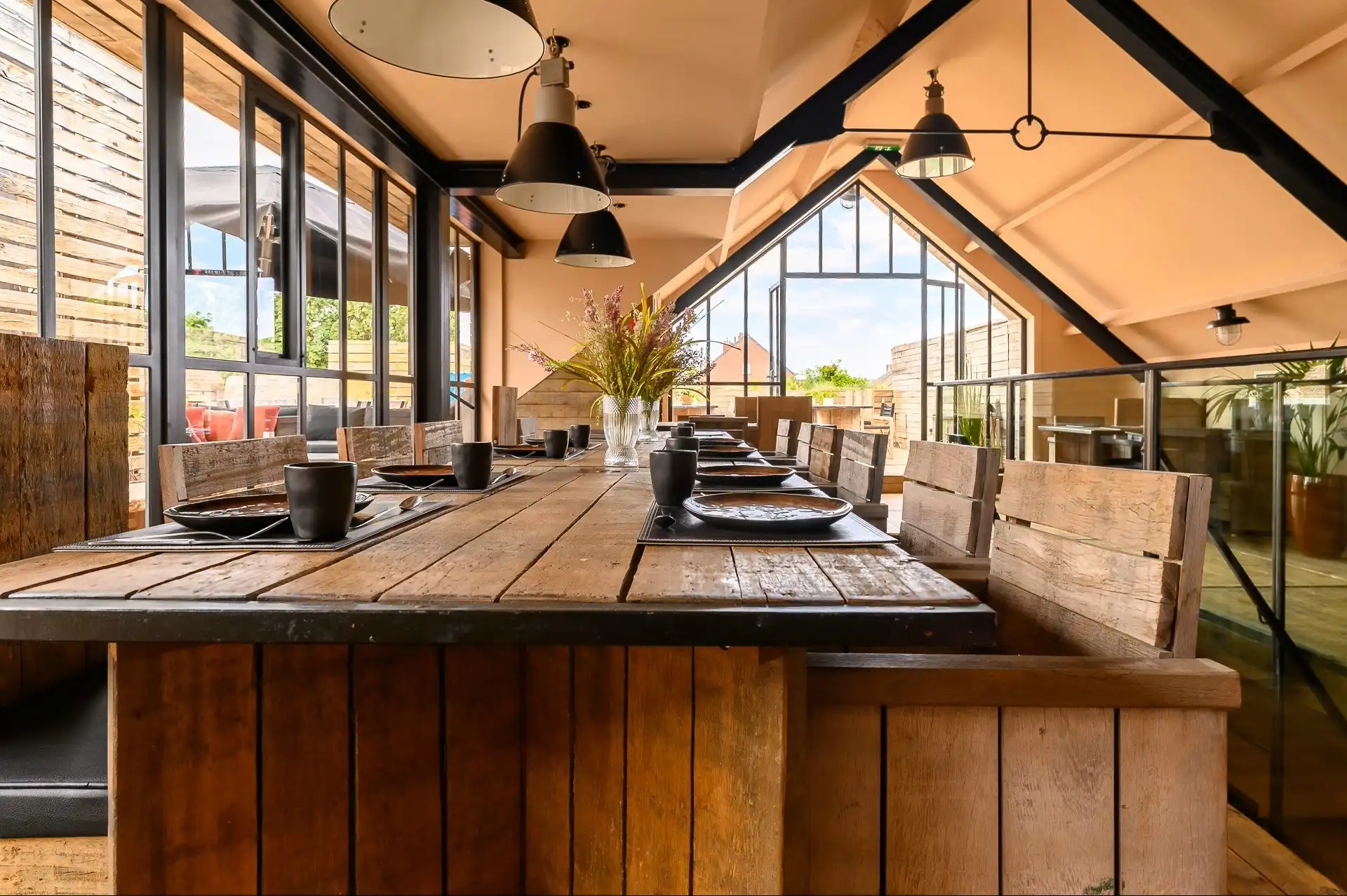 Instapklare handelsruimte van ca. 138 m² met een uitzonderlijk aangelegd terras van ca. 150 m², centraal gelegen in Reet. foto 9