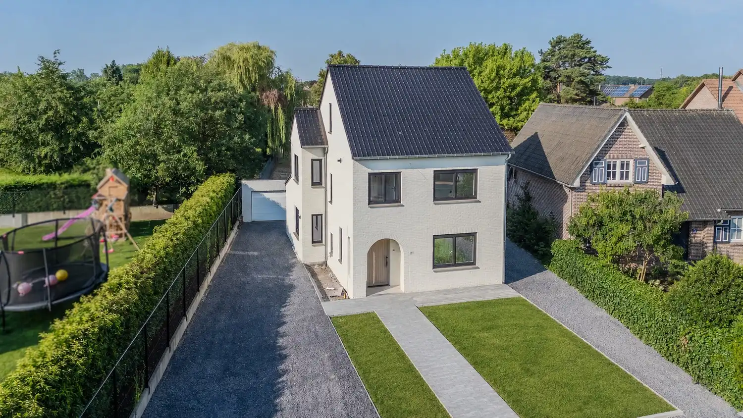 Volledig gerenoveerde huurwoning met drie slaapkamers en ruime tuin op toplocatie in Rekem foto {{pictureIndex}}