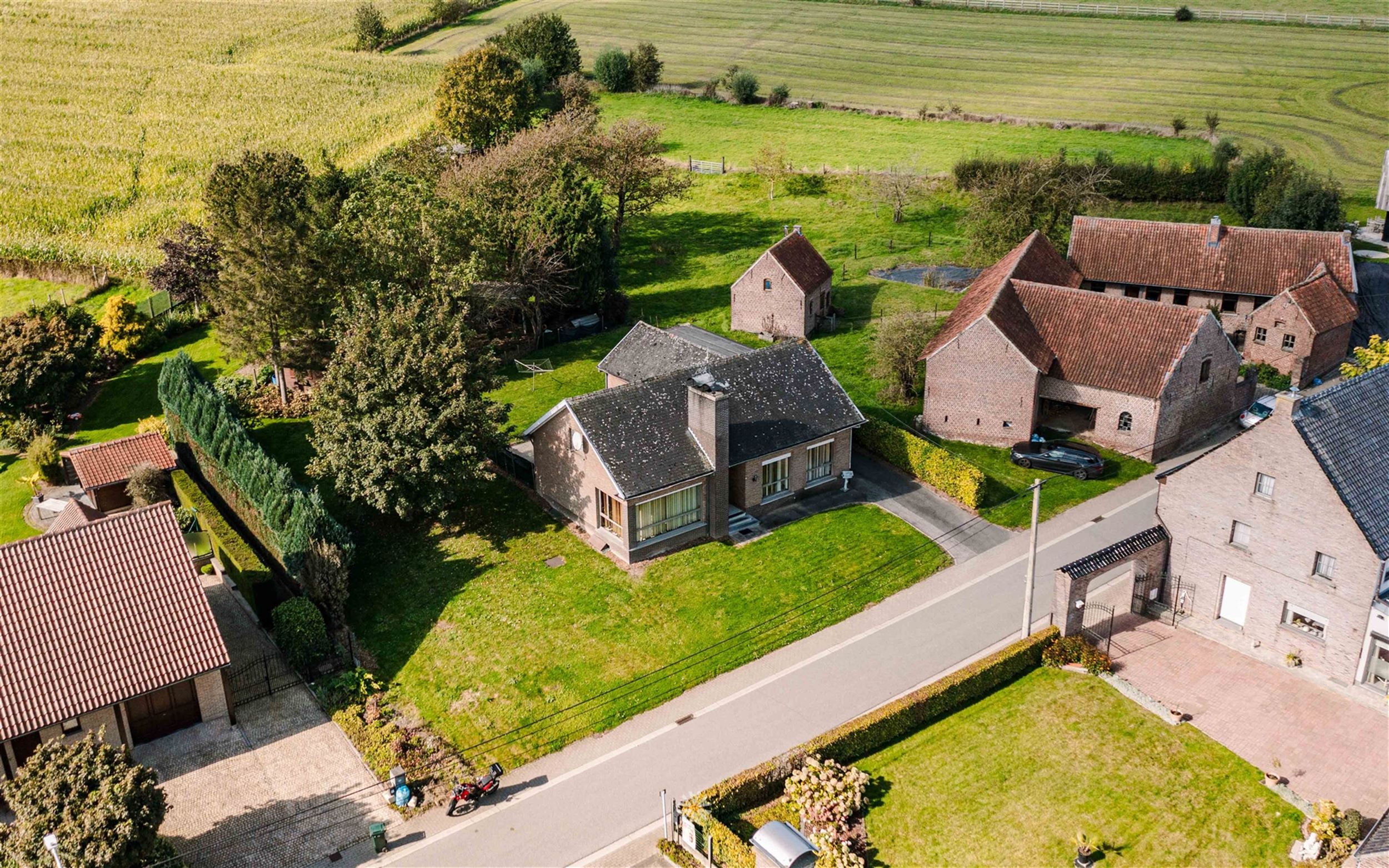 Te renoveren gelijkvloerse woning in het pittoreske Rozebeke foto 3