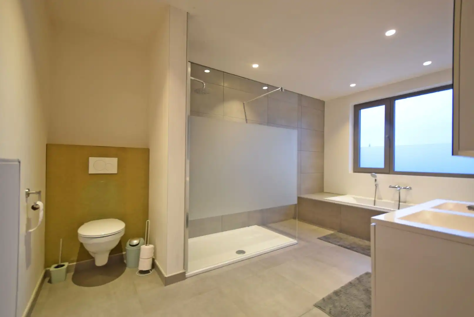 Ruime recente halfopen bebouwing met panoramisch verzicht foto 12