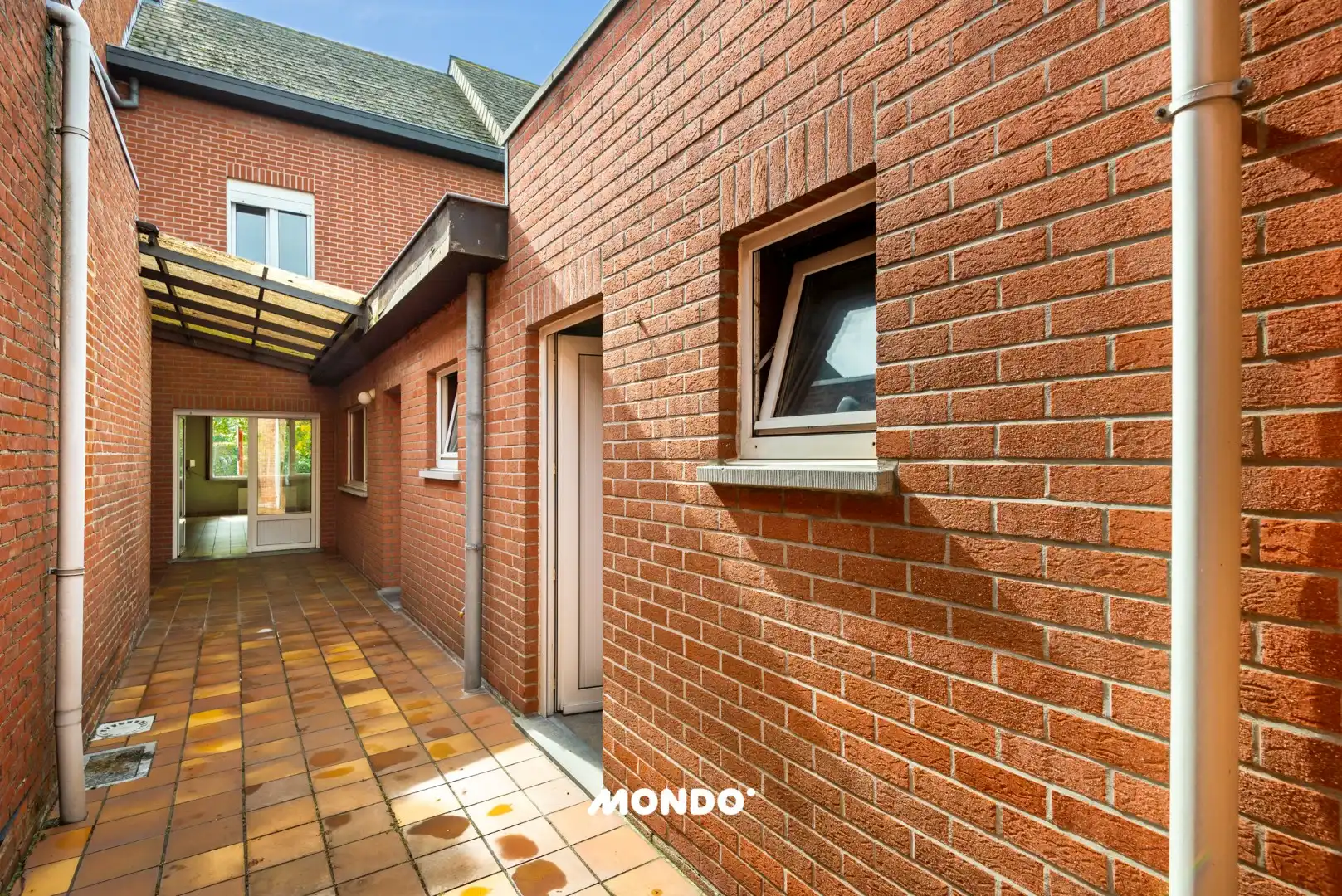 Veelzijdige rijwoning met tuin, binnenkoer en uitbouwmogelijkheden te Opwijk! foto 14