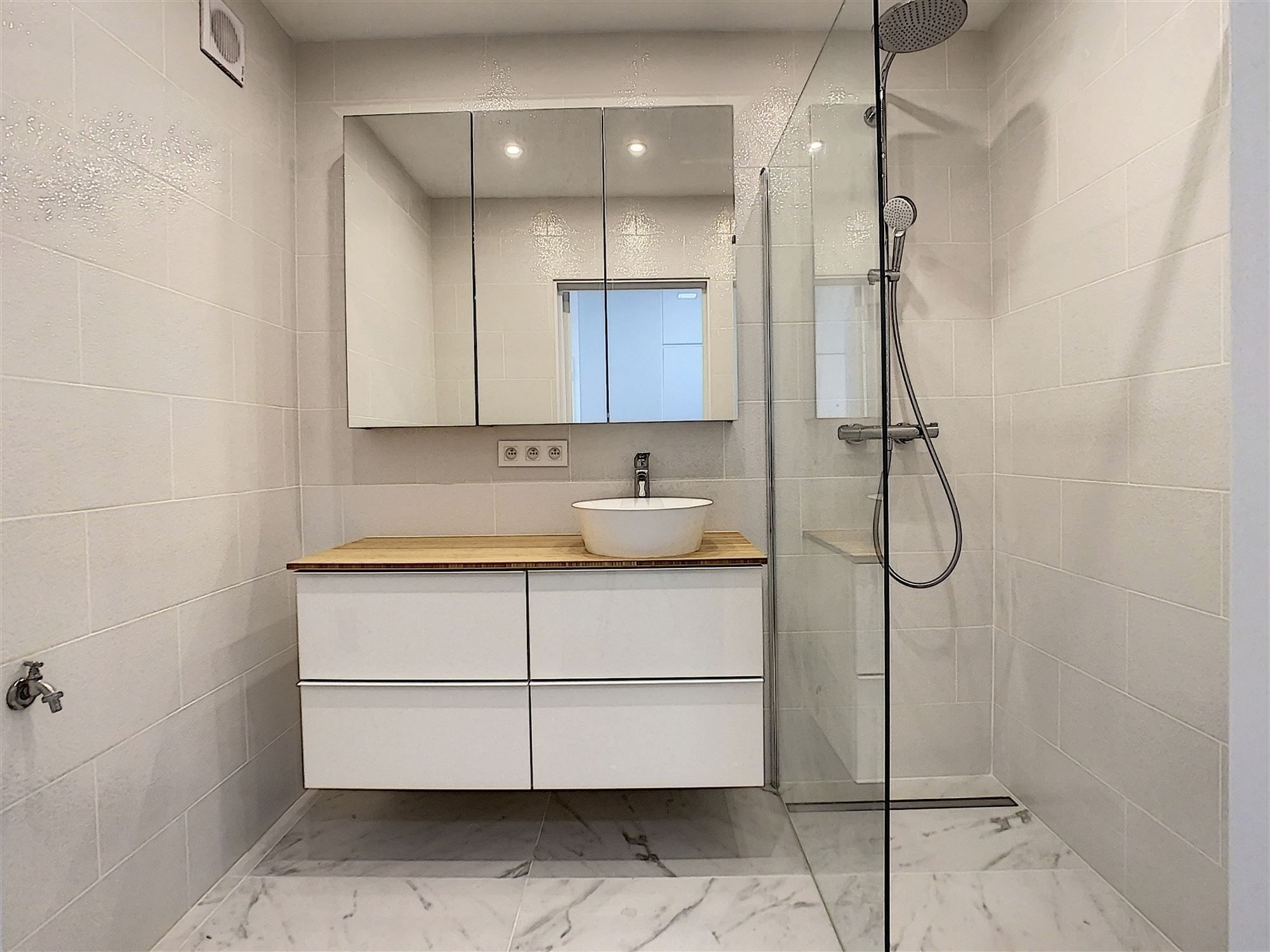 Ruim 2 slk appartement met parking op toplocatie! foto 13