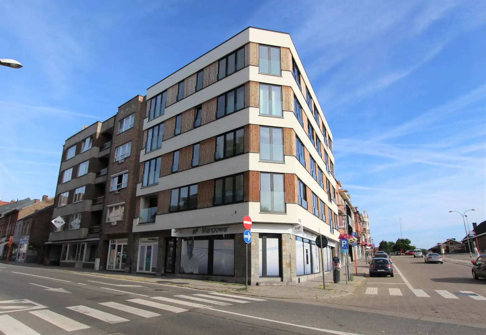 GELIJKVLOERS HANDELSPAND VLAKBIJ STATION foto 7