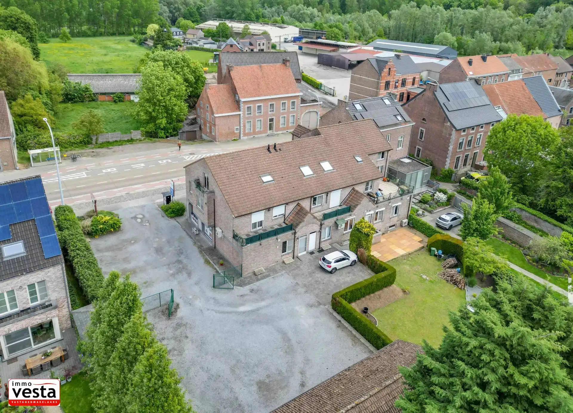 Degelijk handelspand op een goede ligging foto 3