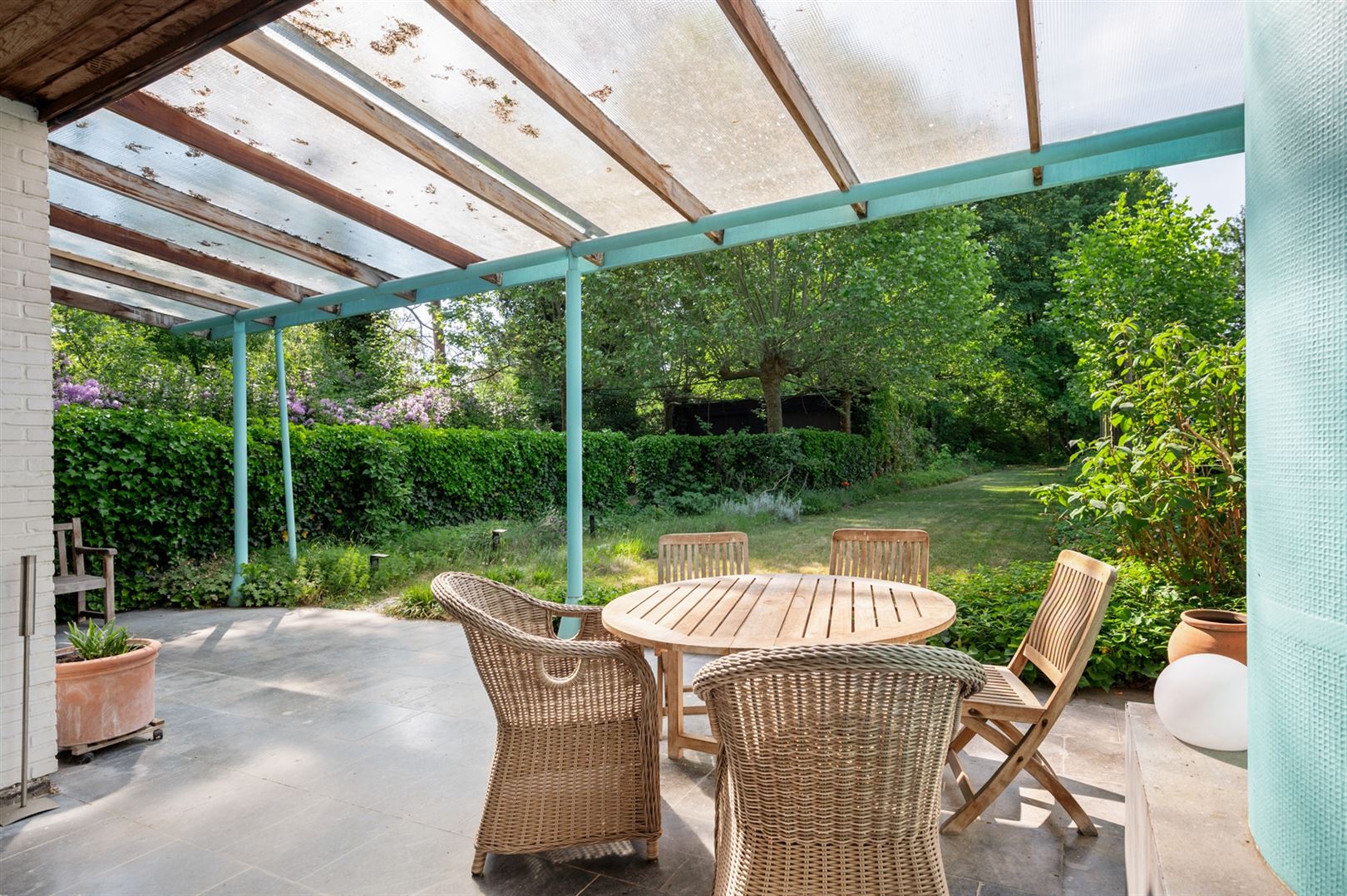 Te renoveren woning met grote tuin en garages in landelijke omgeving foto 2