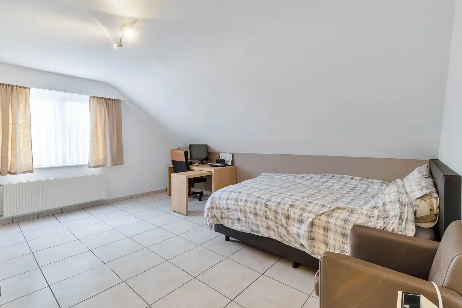 Ruime duplex met 3 slaapkamers, extra (slaap)kamer én privatieve garagebox in Koersel foto 13