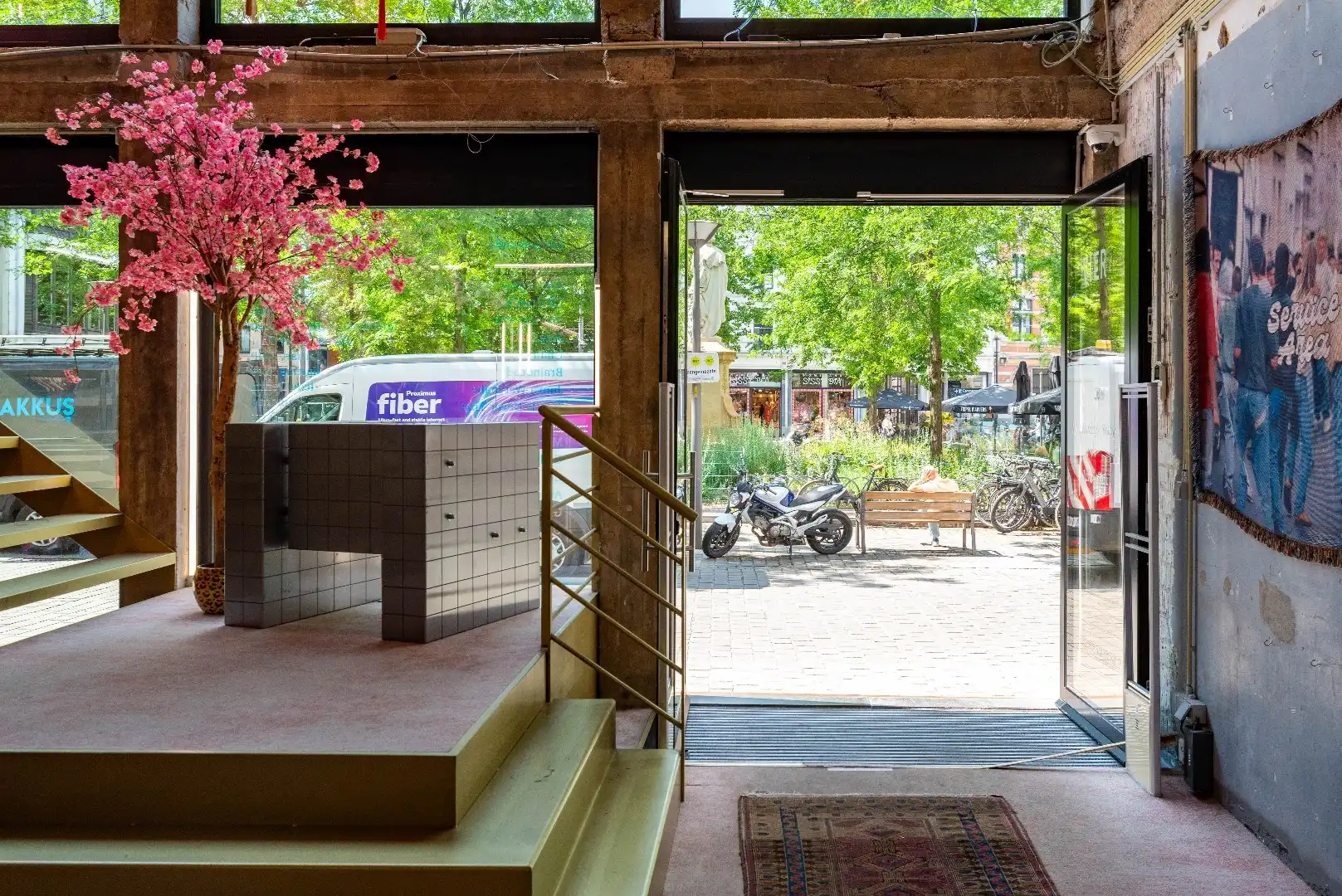 Veelzijdig handelspand in trendy winkelbuurt  foto 2