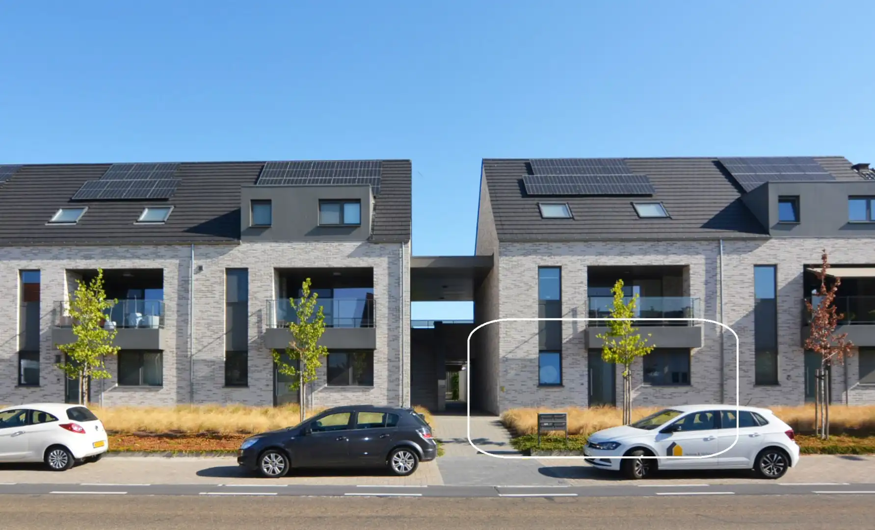 Gelijkvloers appartement met 2 slpk, ruim terras, tuin en 2 autostandplaatsen. foto 2
