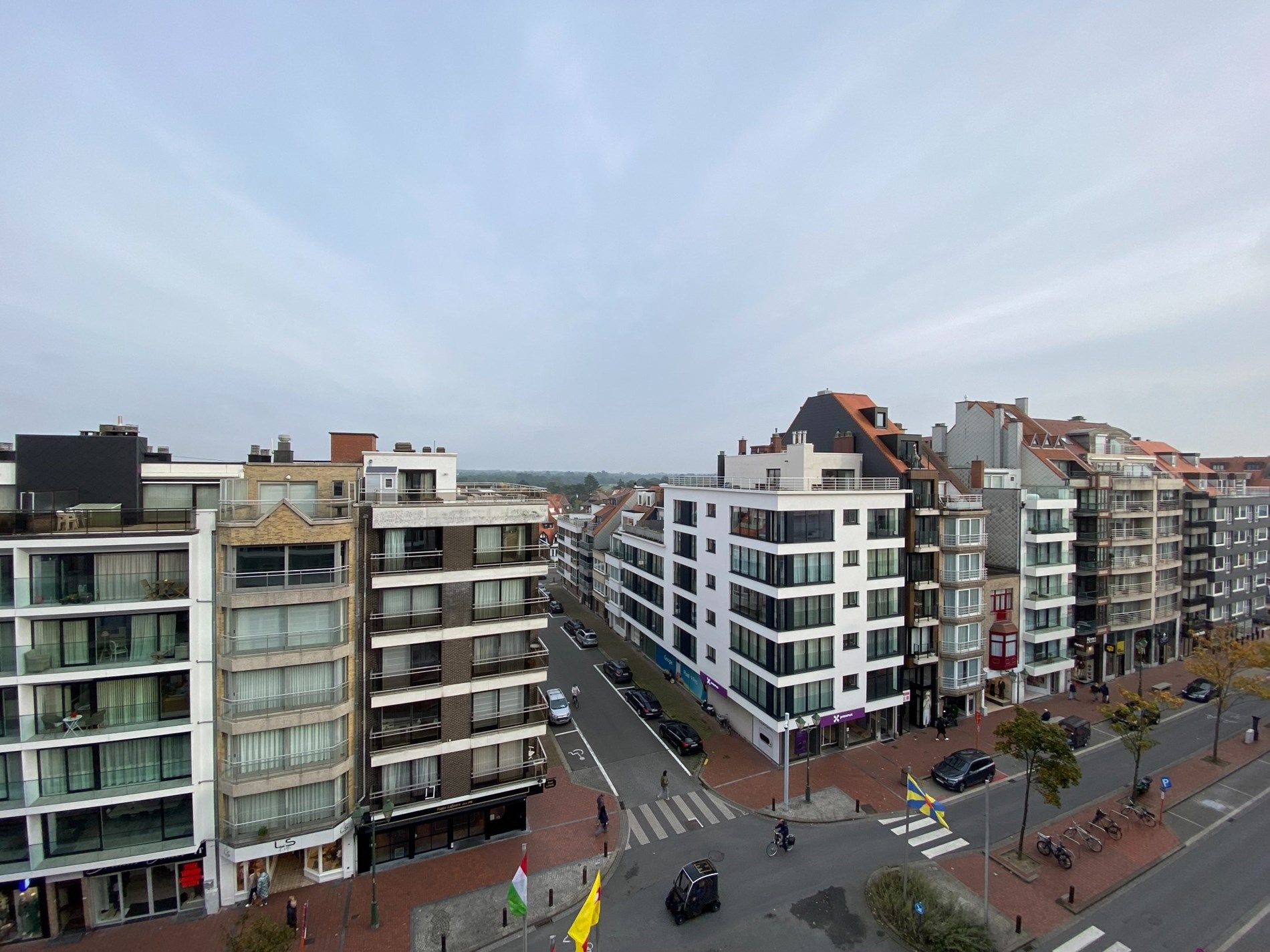 ONGEMEUBELD - Nieuwbouw appartement met 2 slaapkamers gelegen op de Lippenslaan te Knokke met een OPEN ZICHT over de GOLF!  foto 5