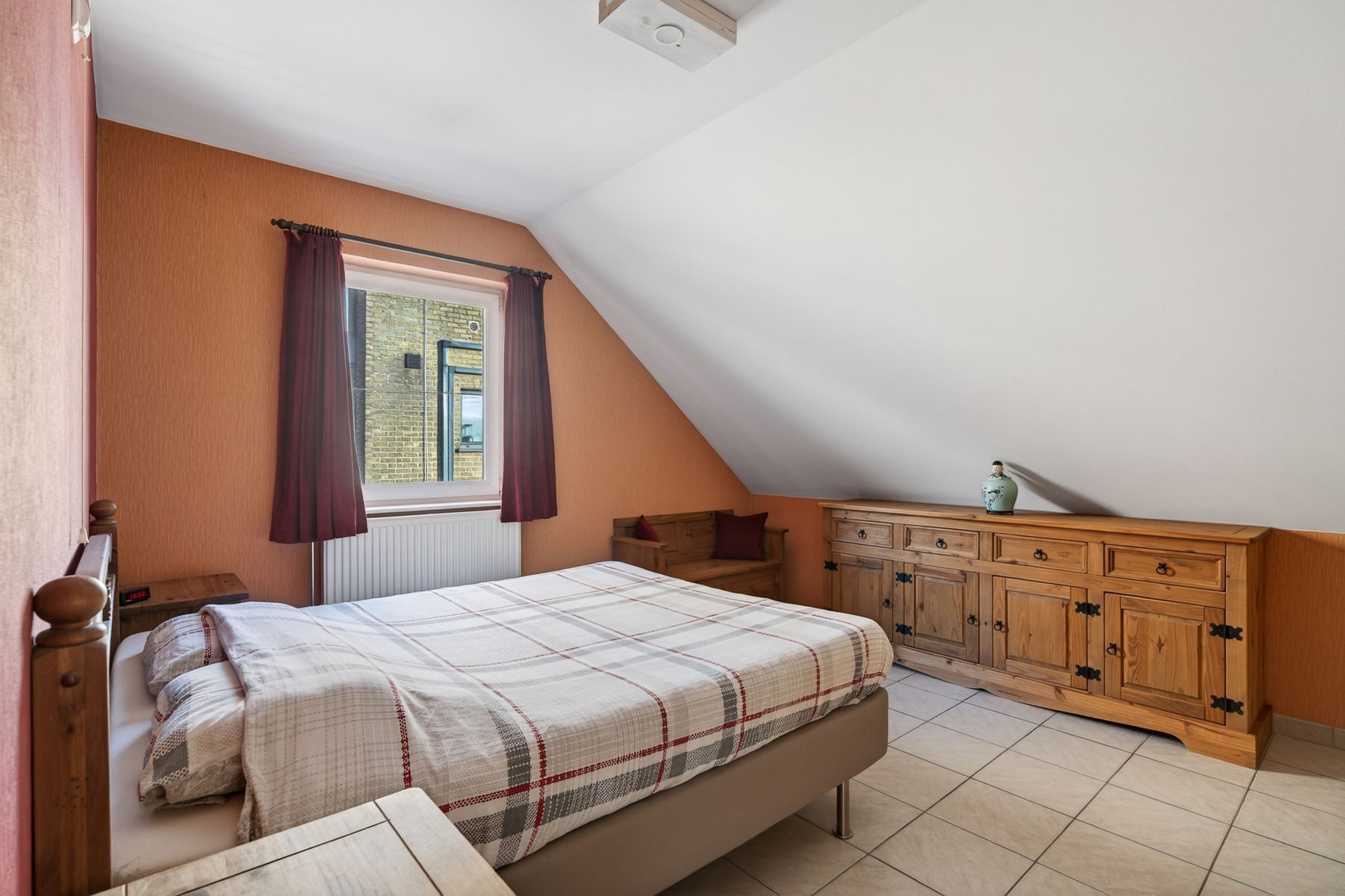 Verzorgde gezinswoning met 3 slaapkamers, tuin en open zicht foto 8