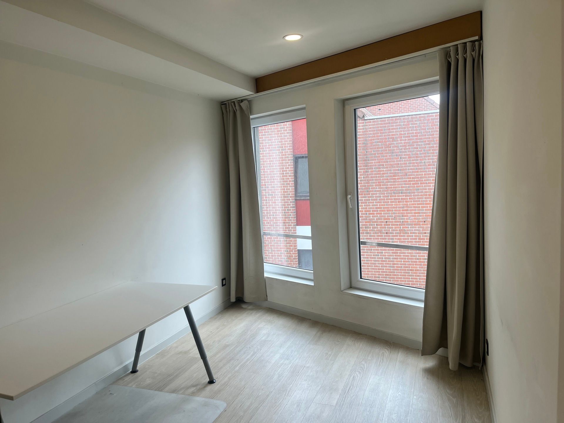Instapklare studentenkamer met eigen badkamer op top ligging foto {{pictureIndex}}