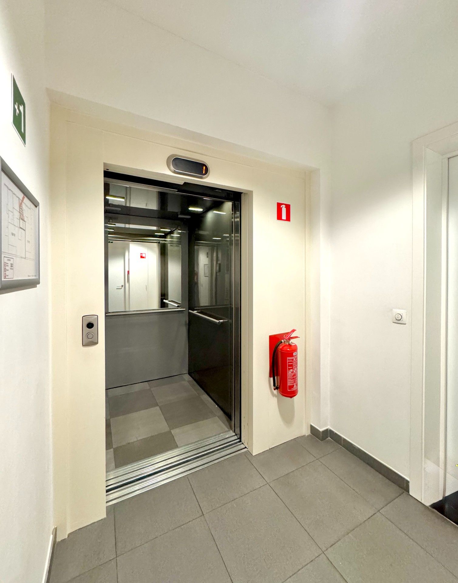 LICHTRIJK APPARTEMENT MET GROOT TERRAS EN PARKING - 125 M² foto 29