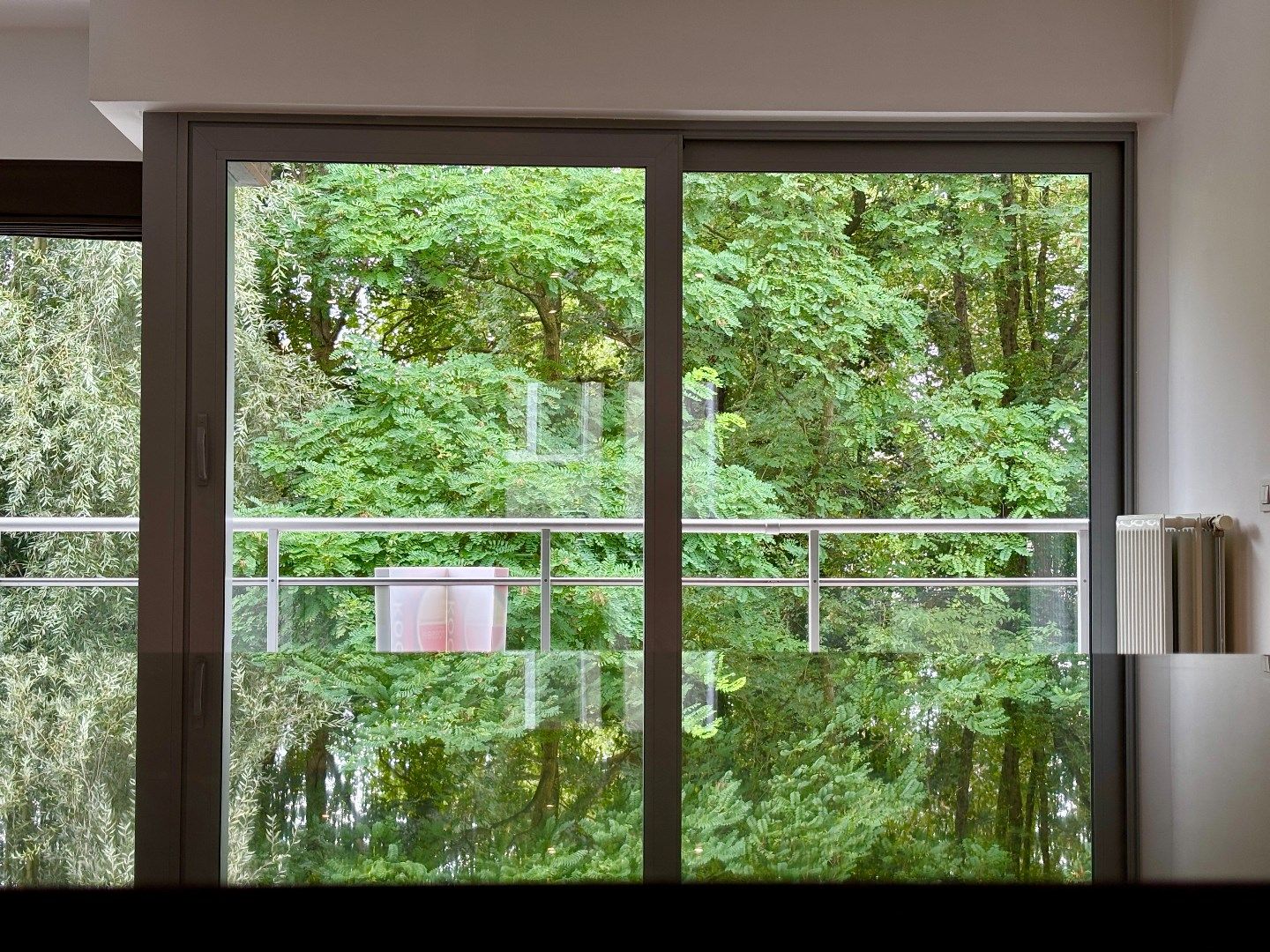 Tweeslaapkamerappartement met ruim terras en zicht op water en groen foto 10