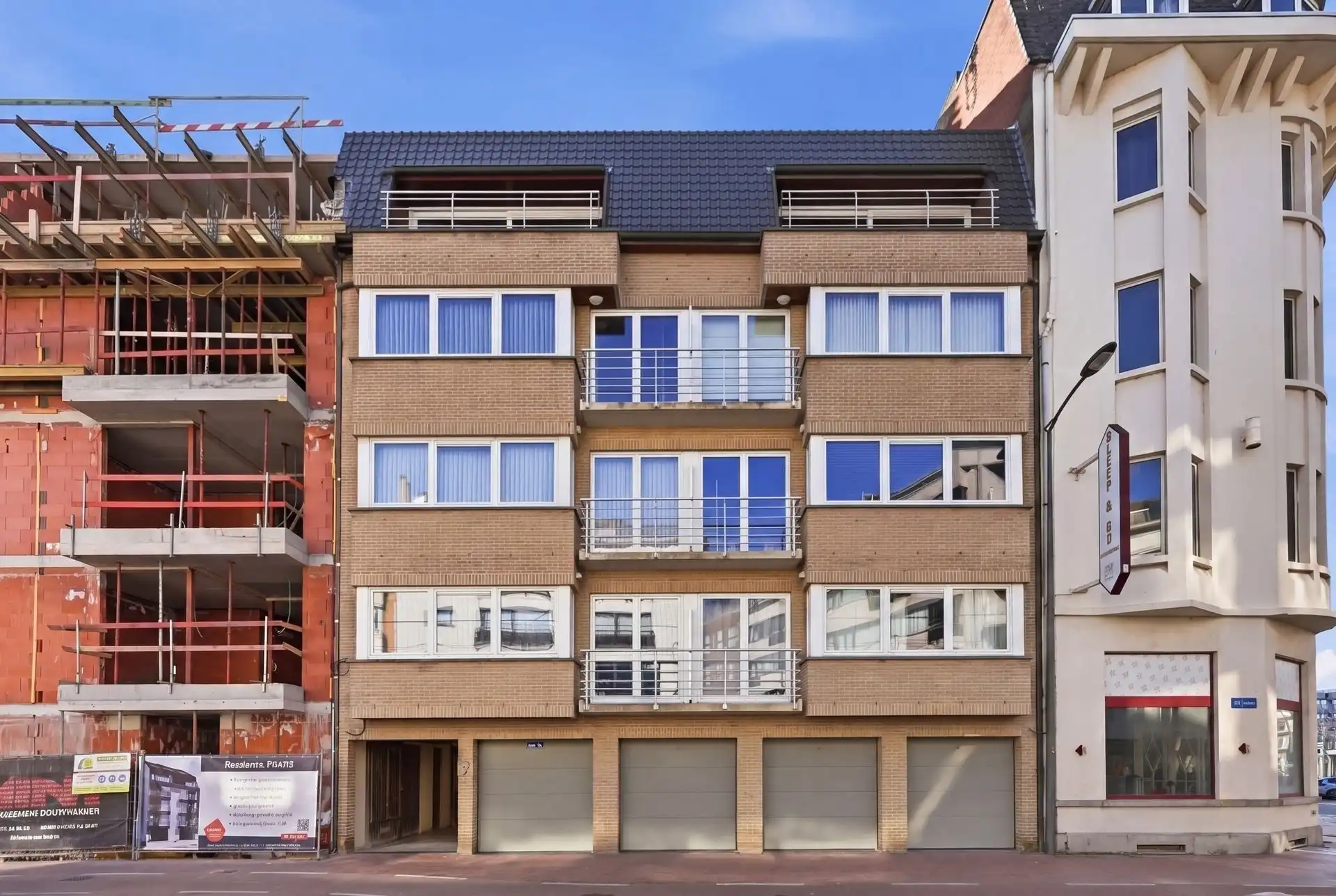 CENTRALE LIGGING / GELIJKVLOERS foto {{pictureIndex}}