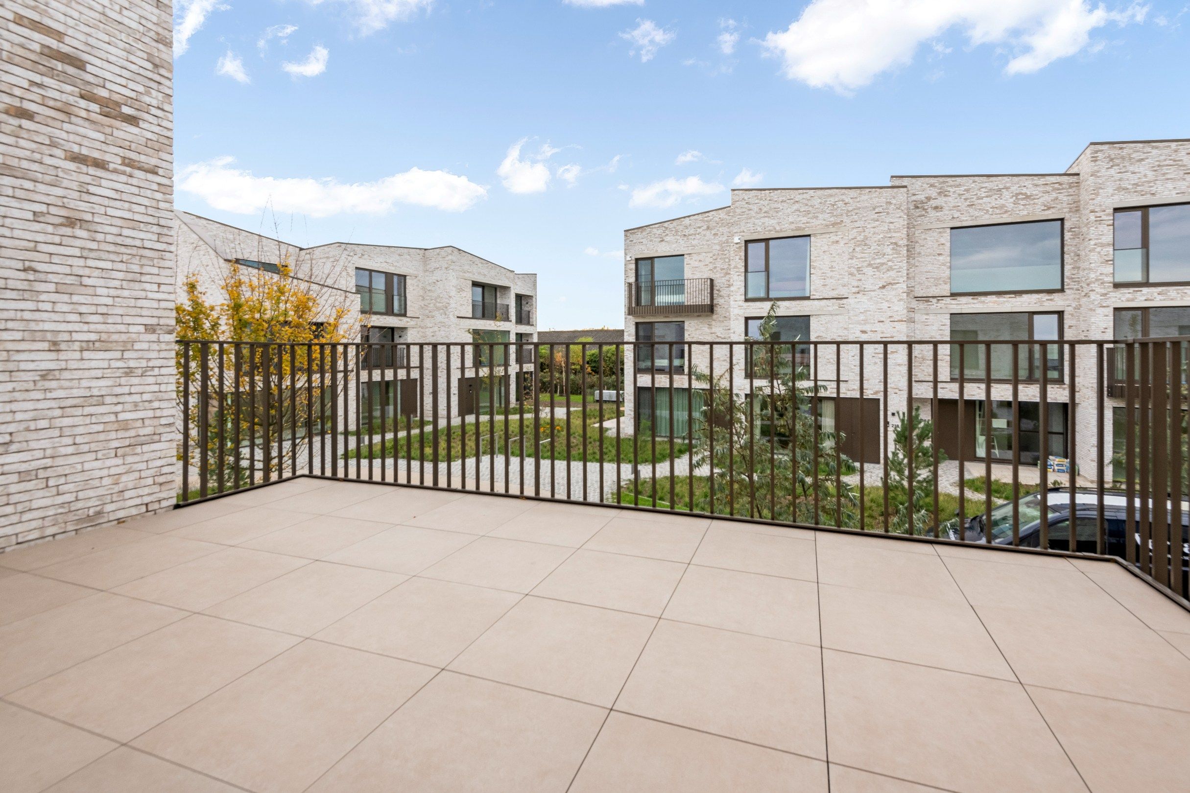 Moderne nieuwbouwwoning met ruime terrassen en ondergrondse dubbele garagebox foto 10