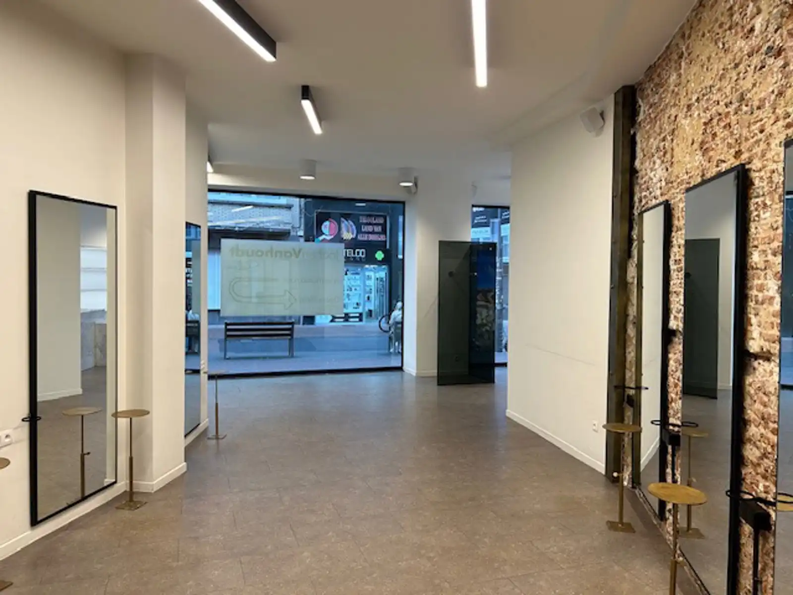 Instapklaar Handelspand in het Hart van Antwerpen foto 6