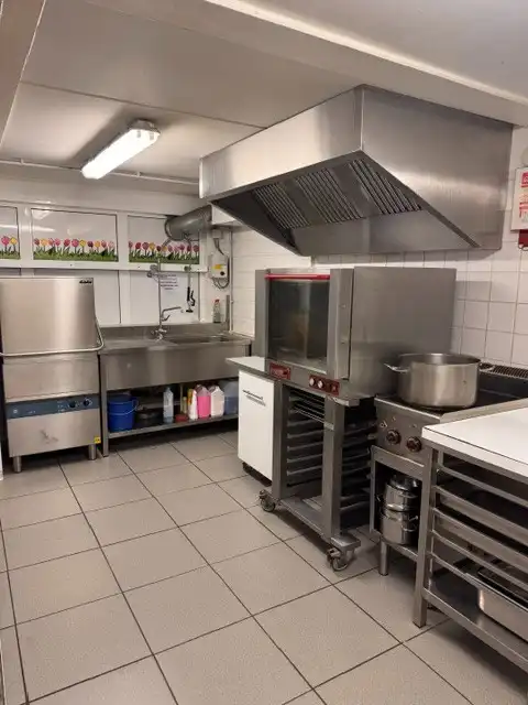Dit handelspand, gebouwd in 2008, beschikt over een totale bruikbare oppervlakte van 143 m² en werd jarenlang uitgebaat als succesvolle broodjeszaak. foto 19