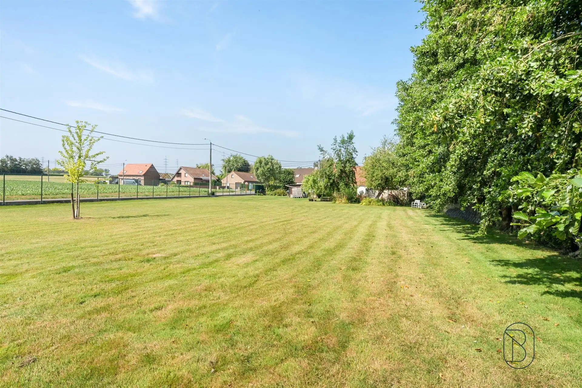 Eigendom met uitzonderlijk potentieel op 2.800 m² in Kaster foto {{pictureIndex}}